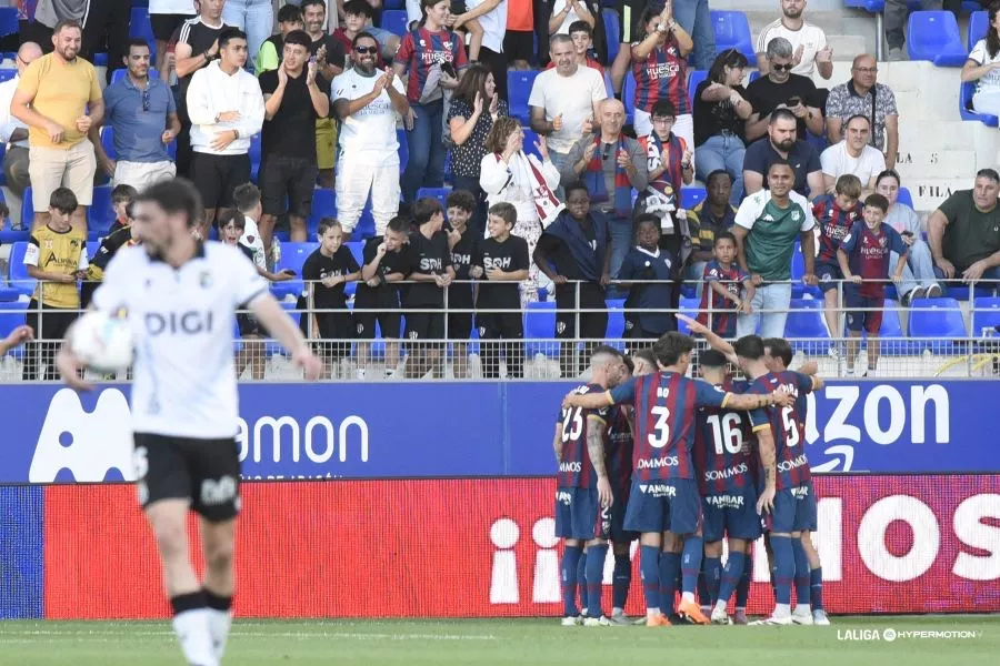 Los jugadores del Huesca forman piña en la celebración del gol de Luna. Foto: LaLiga