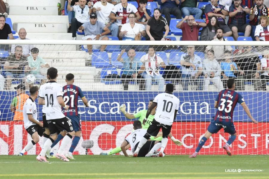 Luna remata a gol el 1-0. Los jugadores del Huesca siguen con su flor de jardineros