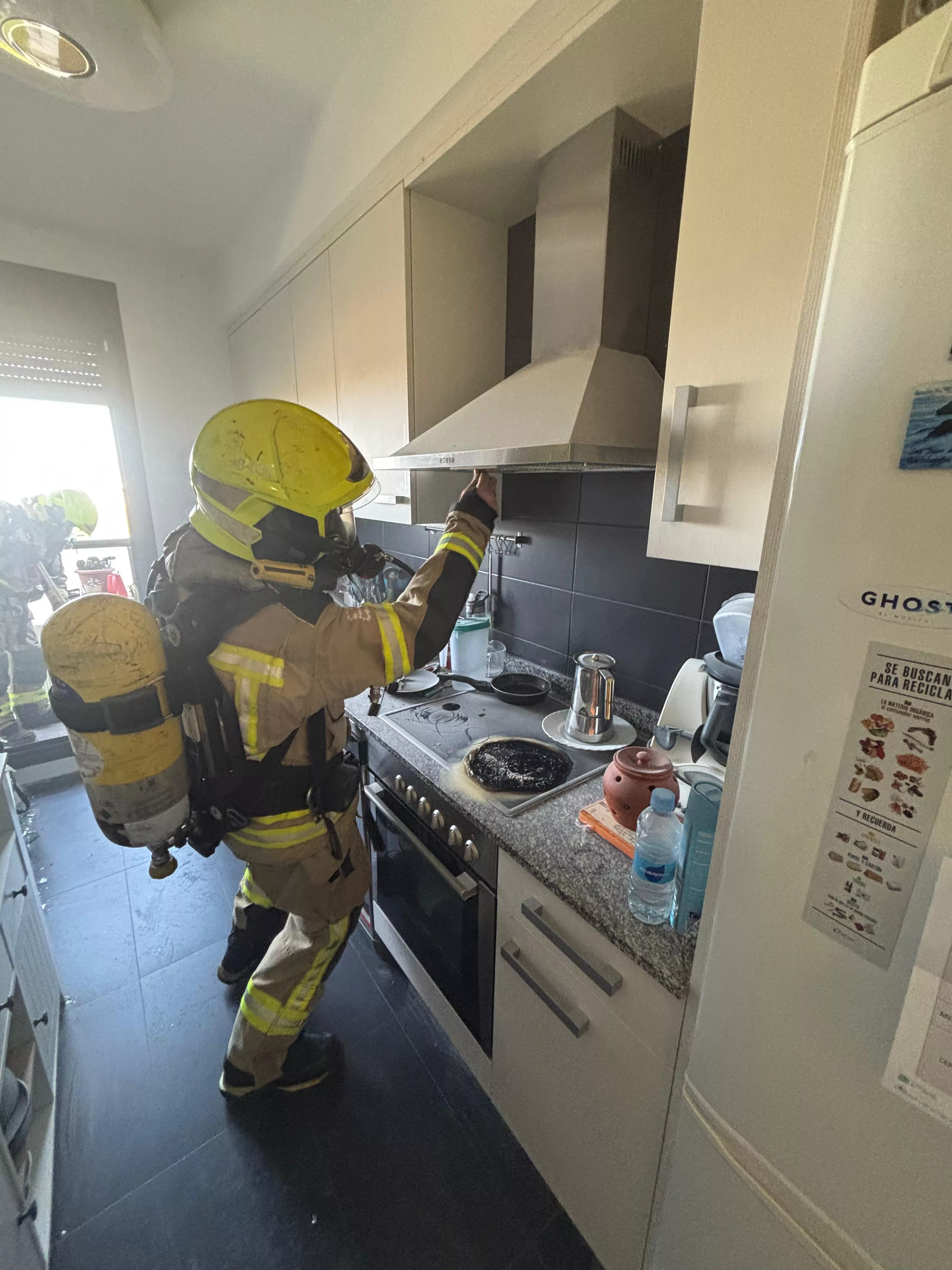 Los bomberos sofocan un incendio en una cocina en Huesca con comida quemada del que alertan los ladridos de los perros Los bomberos sofocan un incendio en una cocina en Huesca con comida quemada del que alertan los ladridos de los perros