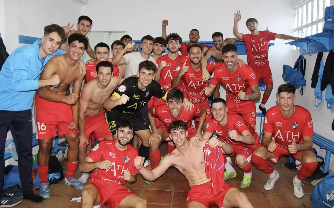 El Binéfar celebra el triunfo en Casetas.