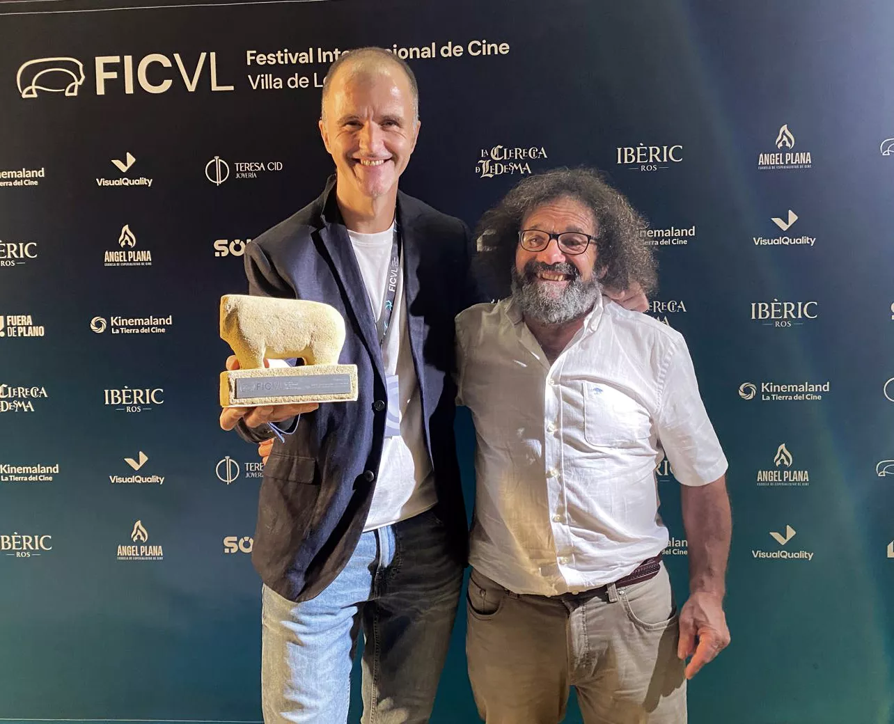 Maxi Campo y Ánchel Loís Saludas con el premio.