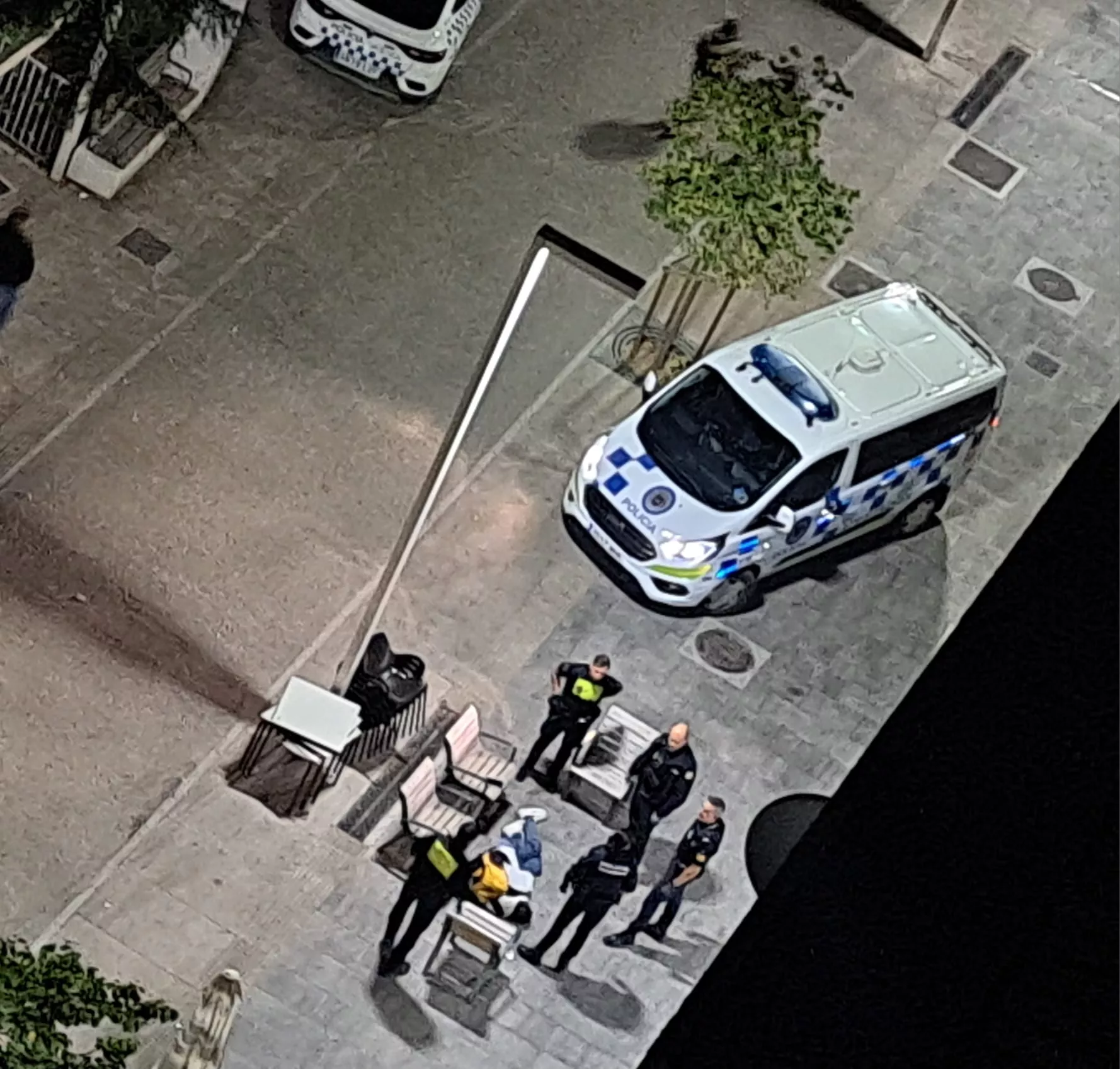 La Policía Local, en el lugar donde fue hallado el hombre. La Policía Local, en el lugar donde fue hallado el hombre.