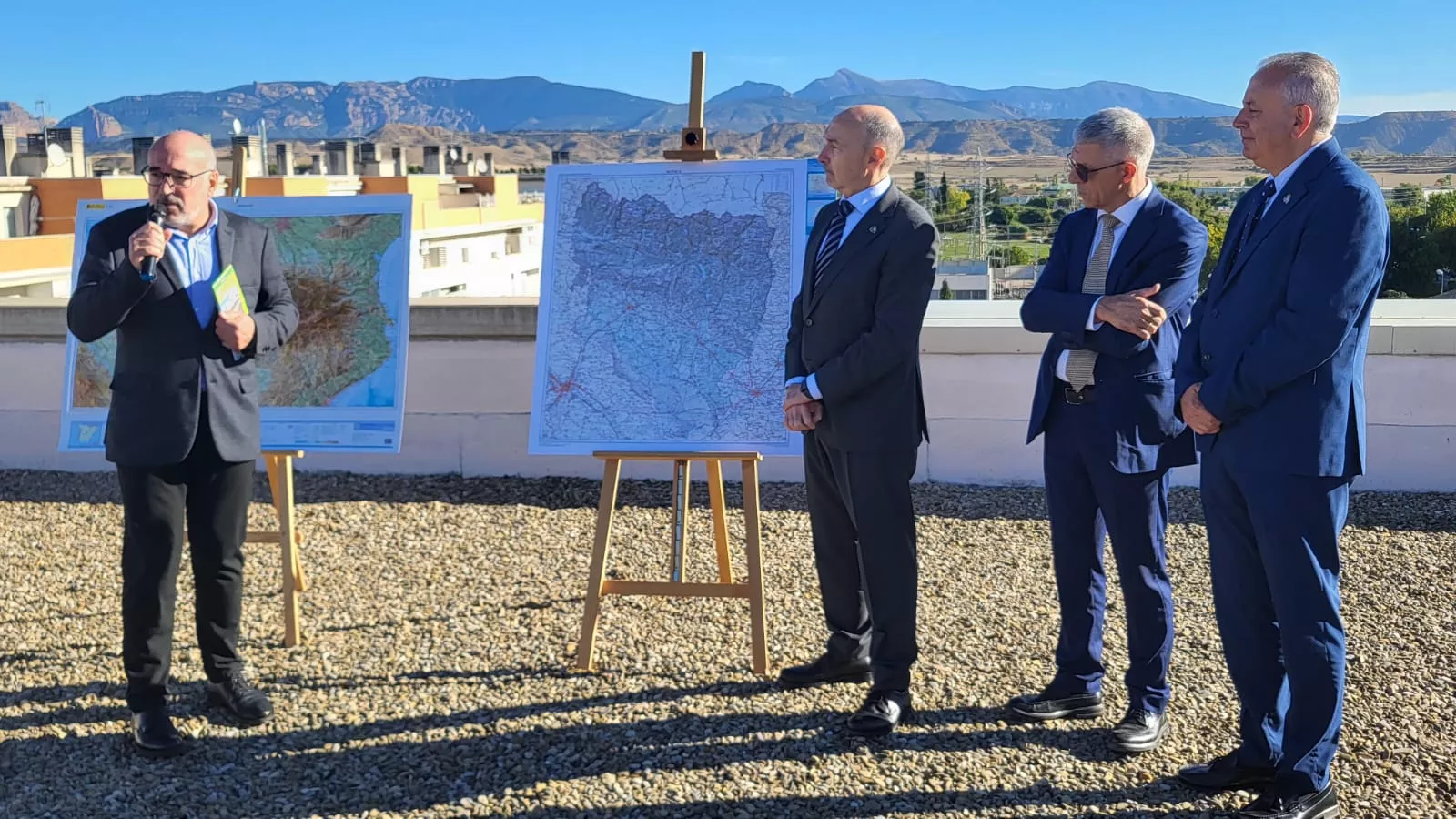 Alejandro Asín, Fernando Beltrán, Alfonso Ramos y Carlos Campo en la presentación del Mapa provincial de Huesca y el Mapa de los Pirineos en relieve