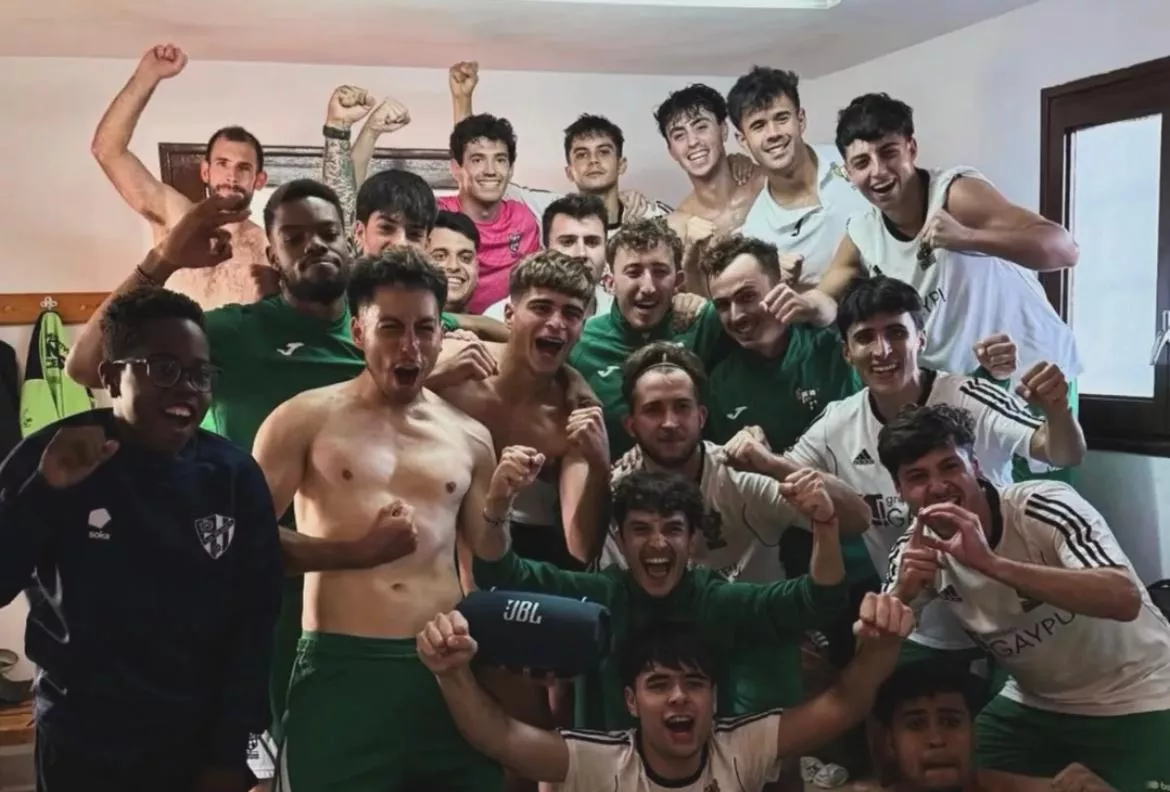 Peñas Oscenses celebra la victoria en San Lorenzo.