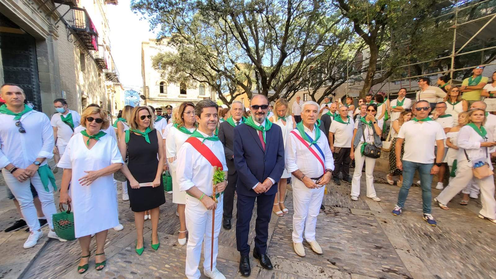 Javier Lambán, entre el alcalde de Huesca y el de Tarbes.