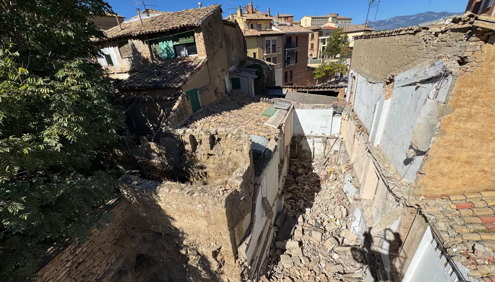 Derribo del edificio en la ronda Montearagón. Derribo del edificio en la ronda Montearagón.
