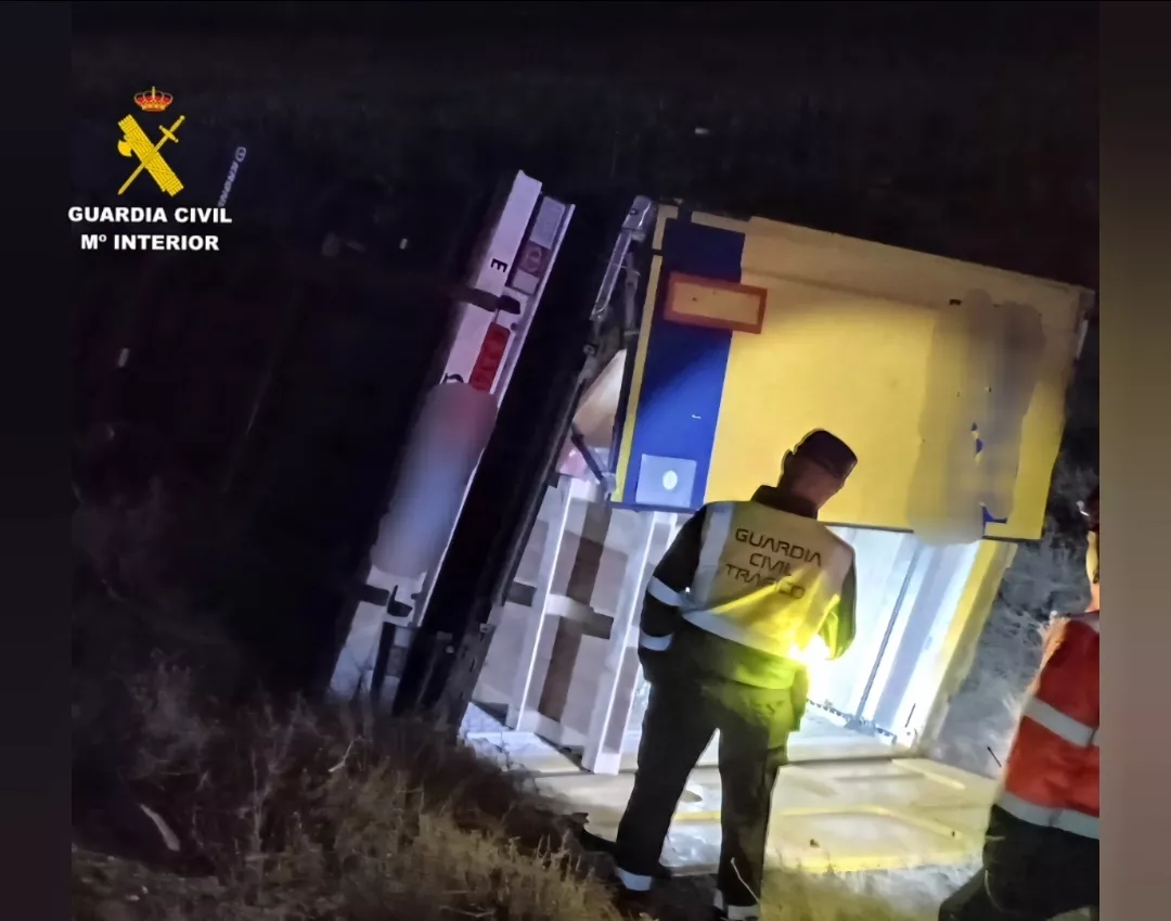 El suceso se produjo al colisionar un camión y una furgoneta en Candasnos. El suceso se produjo al colisionar un camión y una furgoneta en Candasnos.