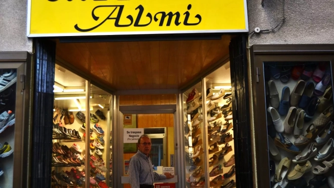 José Antonio, en la puerta de Almi en vísperas de la jubilación