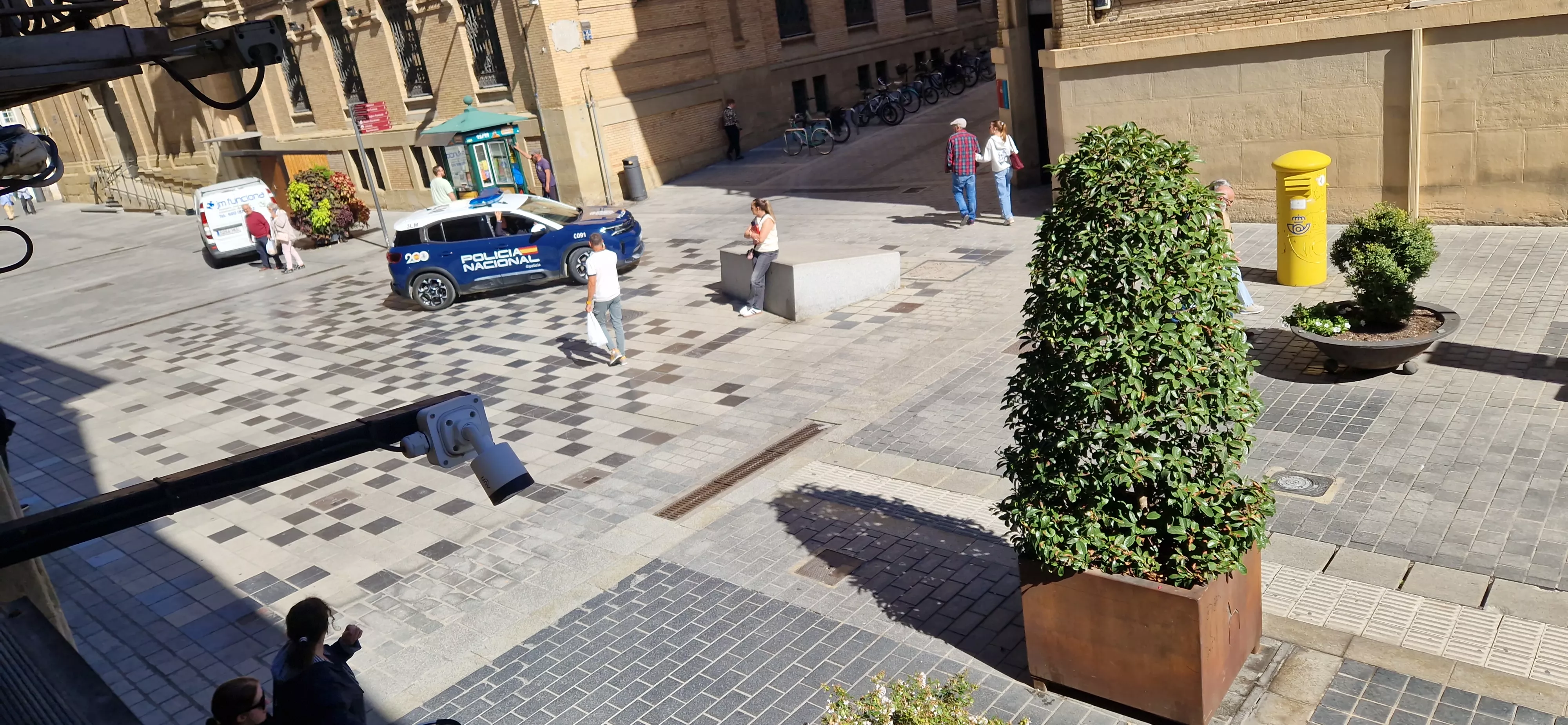Salida de bomberos y policía local por un incendio en la calle Cuatro Reyes de Huesca. Foto Myriam Martínez