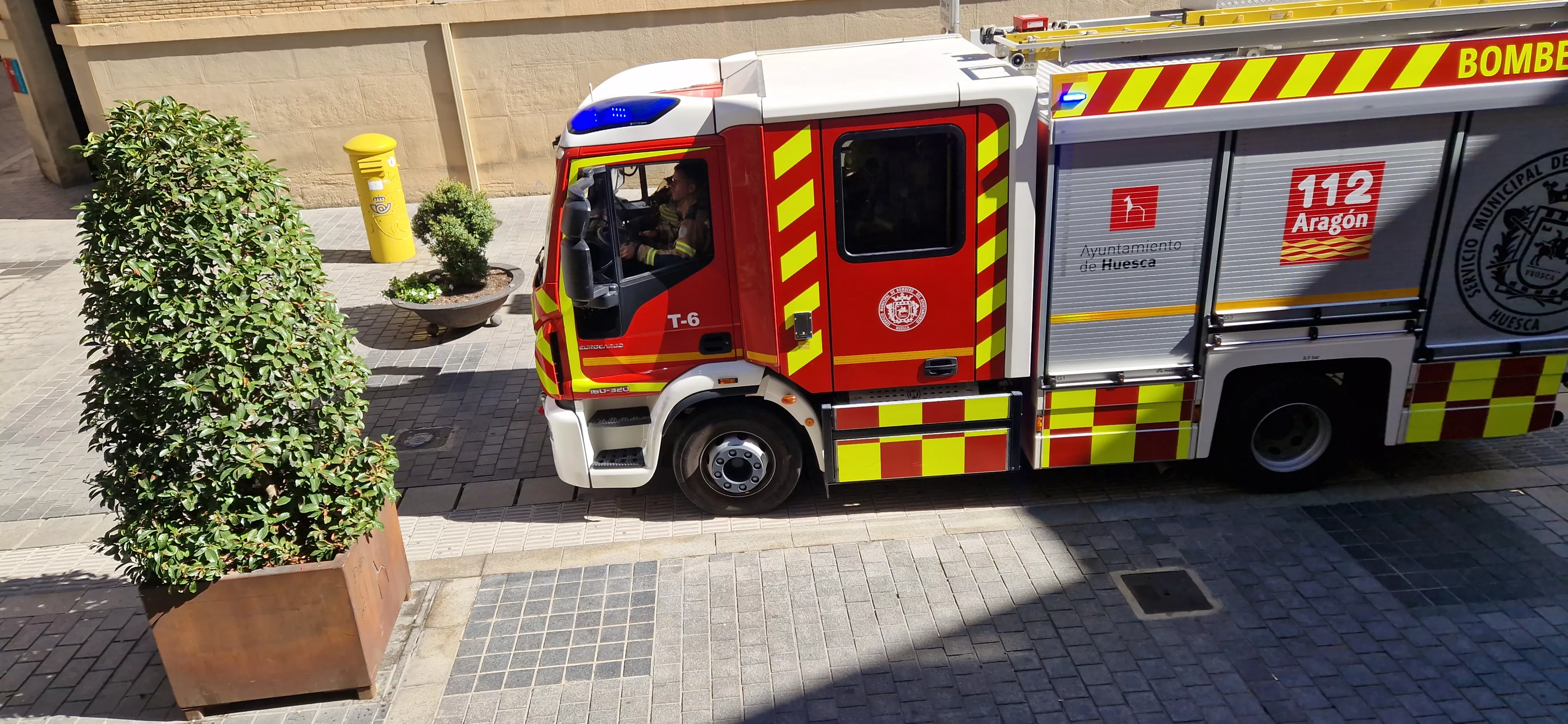 Camión de bomberos que se dirige al incendio en la calle Cuatro Reyes. Foto Myriam Martínez