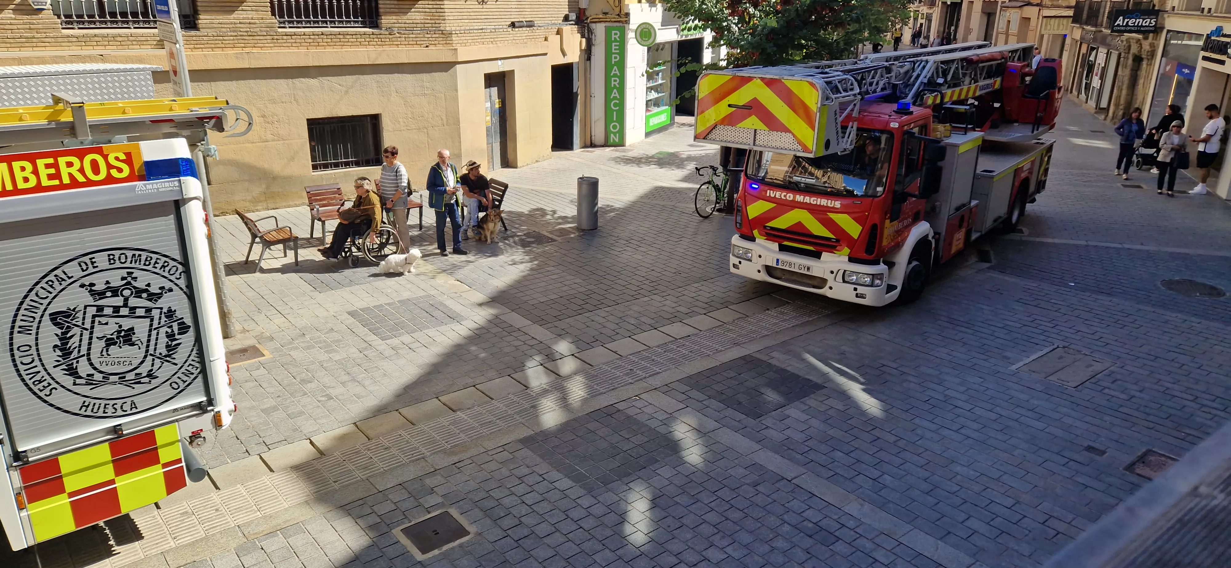 Camión de bomberos que se dirige al incendio en la calle Cuatro Reyes. Foto Myriam Martínez