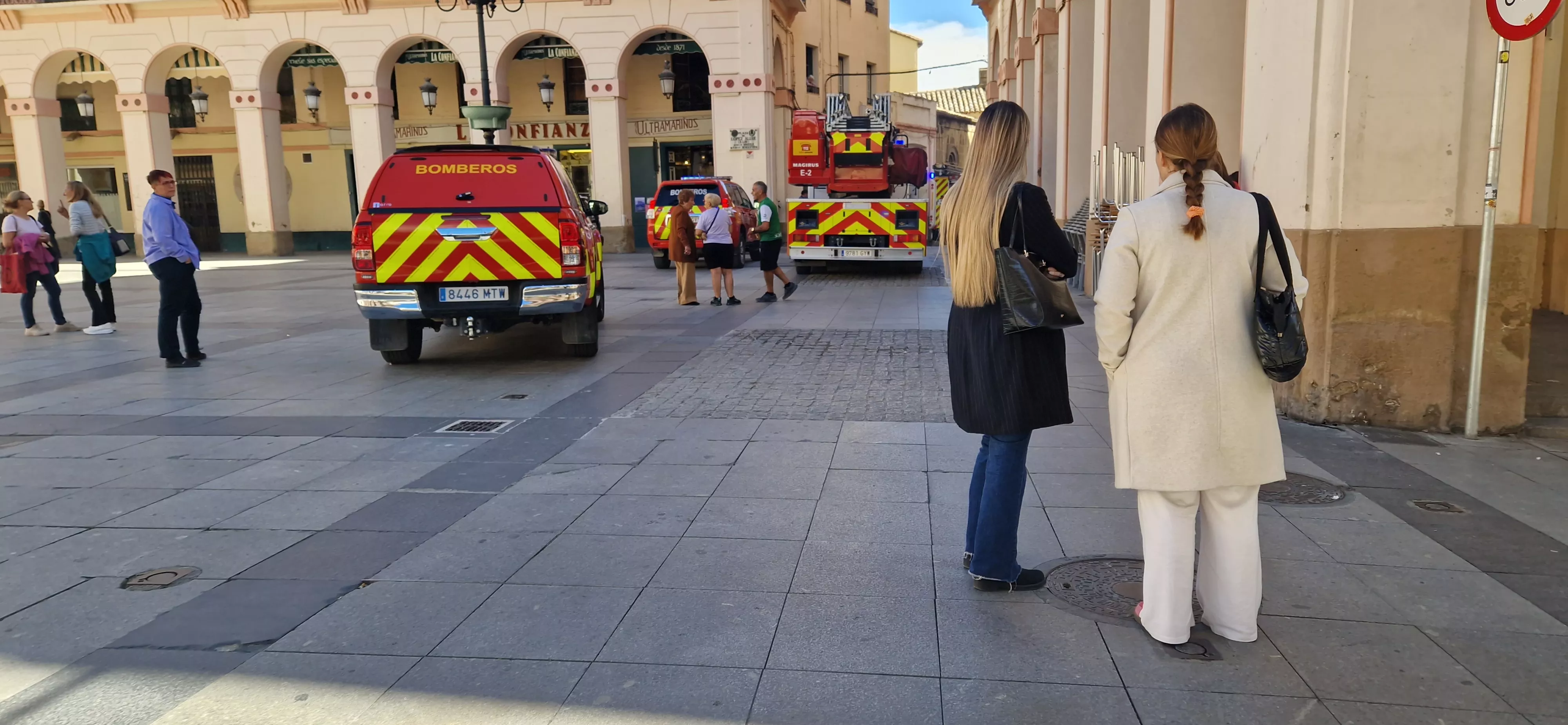 Incendio en una vivienda en la calle Cuatro Reyes de Huesca. Foto Myriam Martínez