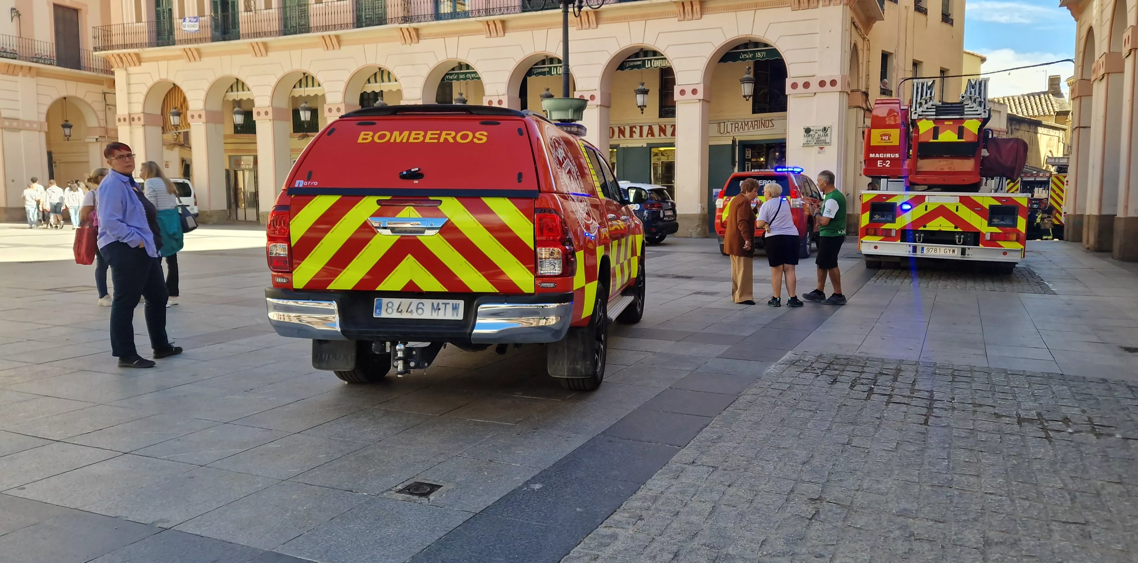 Incendio en una vivienda en la calle Cuatro Reyes de Huesca. Foto Myriam Martínez