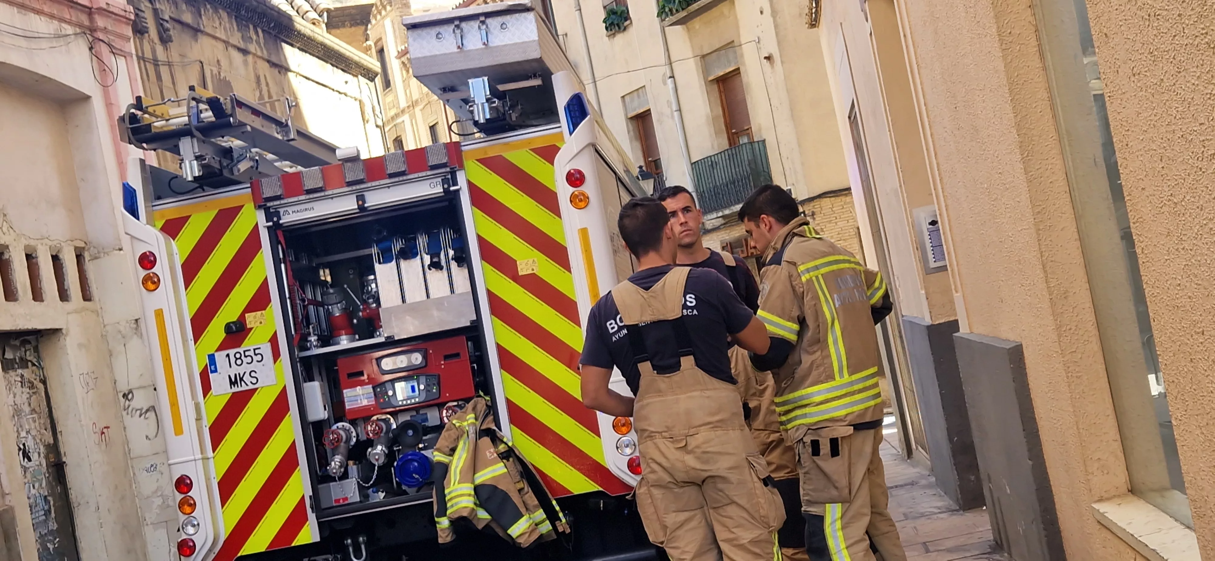 Incendio en una vivienda en la calle Cuatro Reyes de Huesca. Foto Myriam Martínez