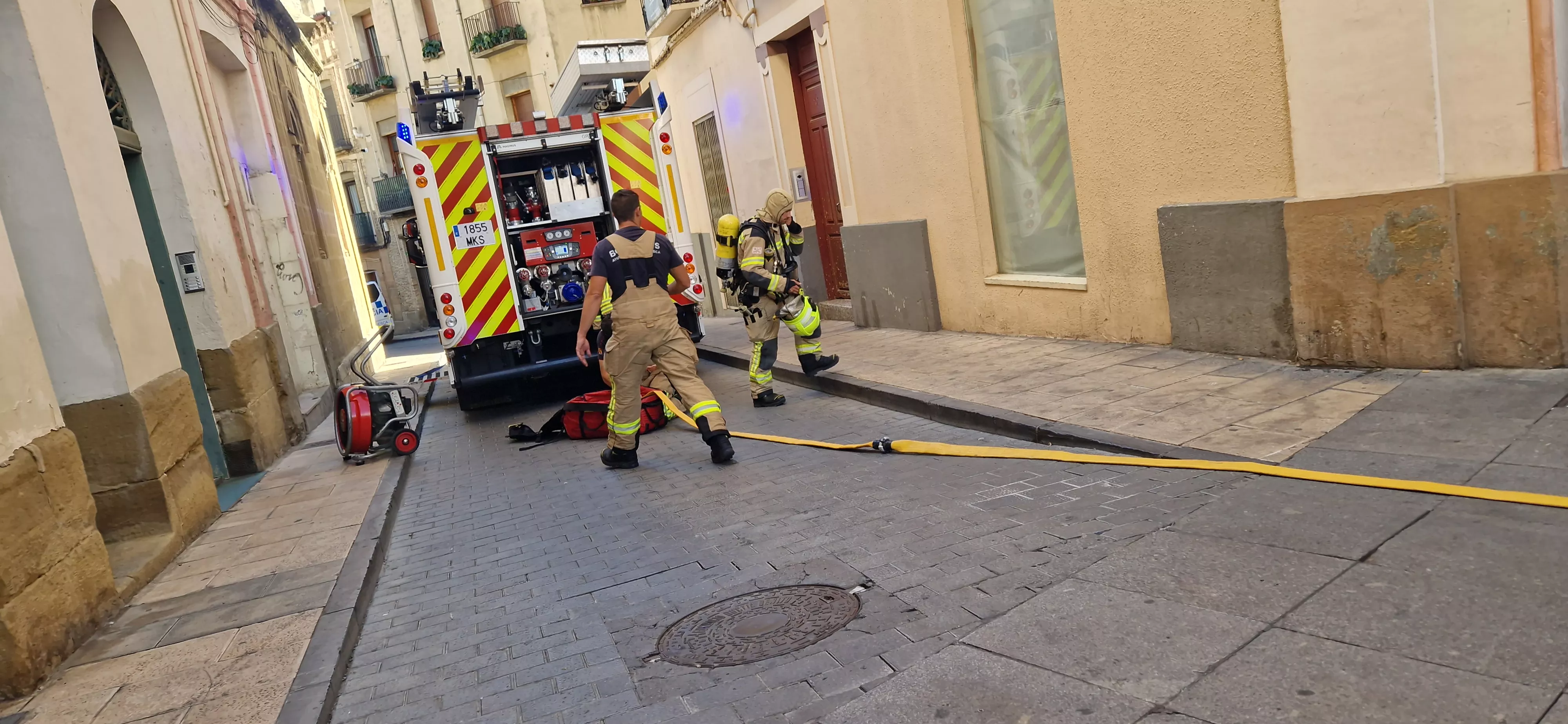 Incendio en una vivienda en la calle Cuatro Reyes de Huesca. Foto Myriam Martínez Incendio en una vivienda en la calle Cuatro Reyes de Huesca. Foto Myriam Martínez