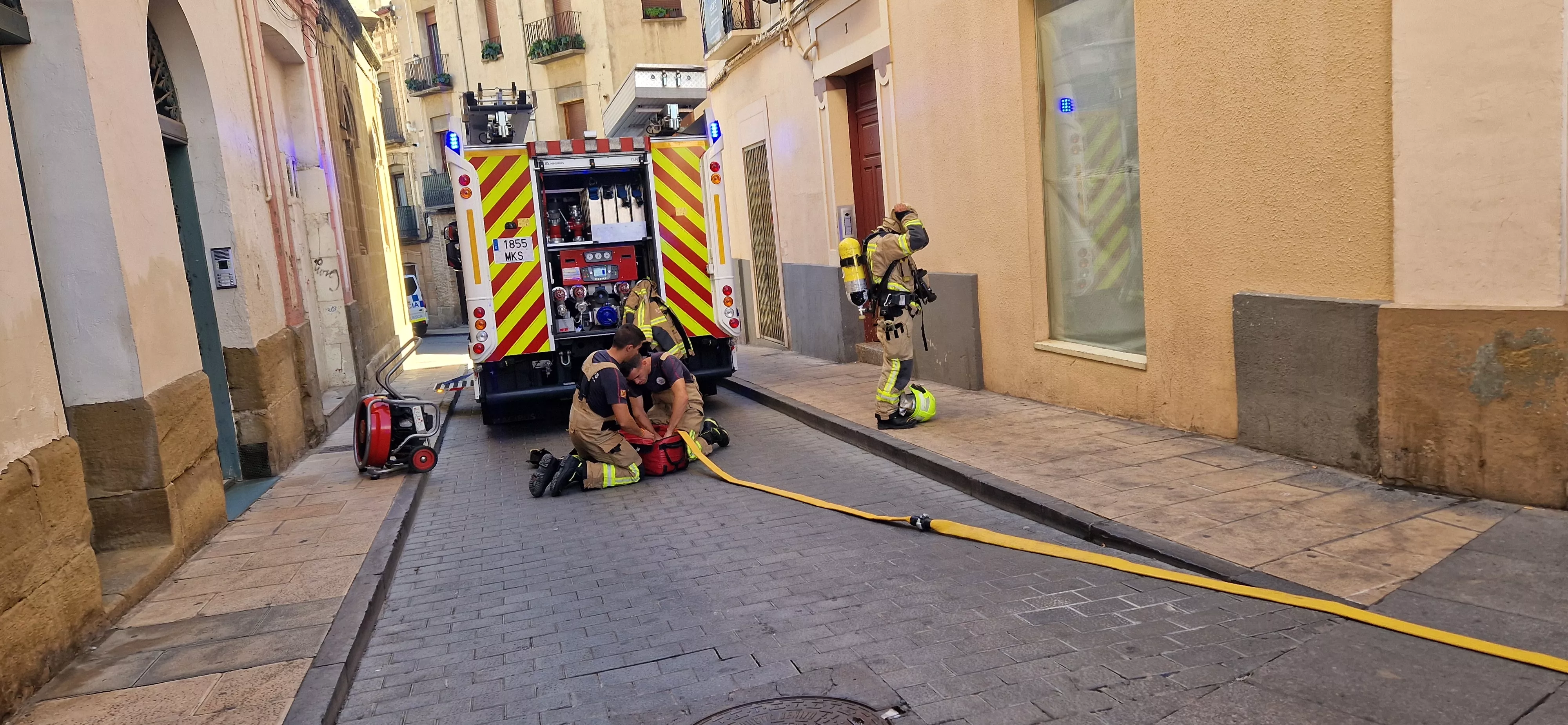 Incendio en una vivienda en la calle Cuatro Reyes de Huesca. Foto Myriam Martínez
