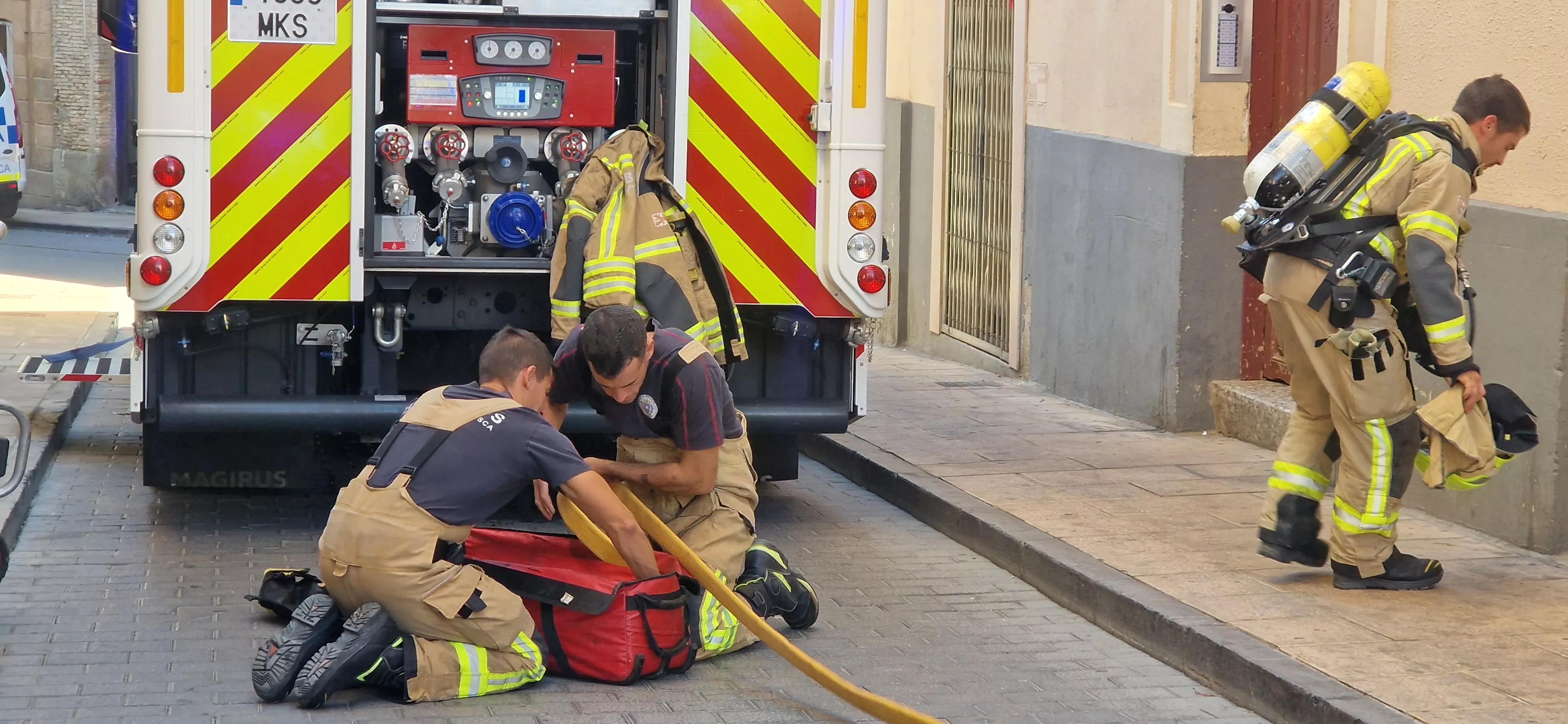 Incendio en una vivienda en la calle Cuatro Reyes de Huesca. Foto Myriam Martínez