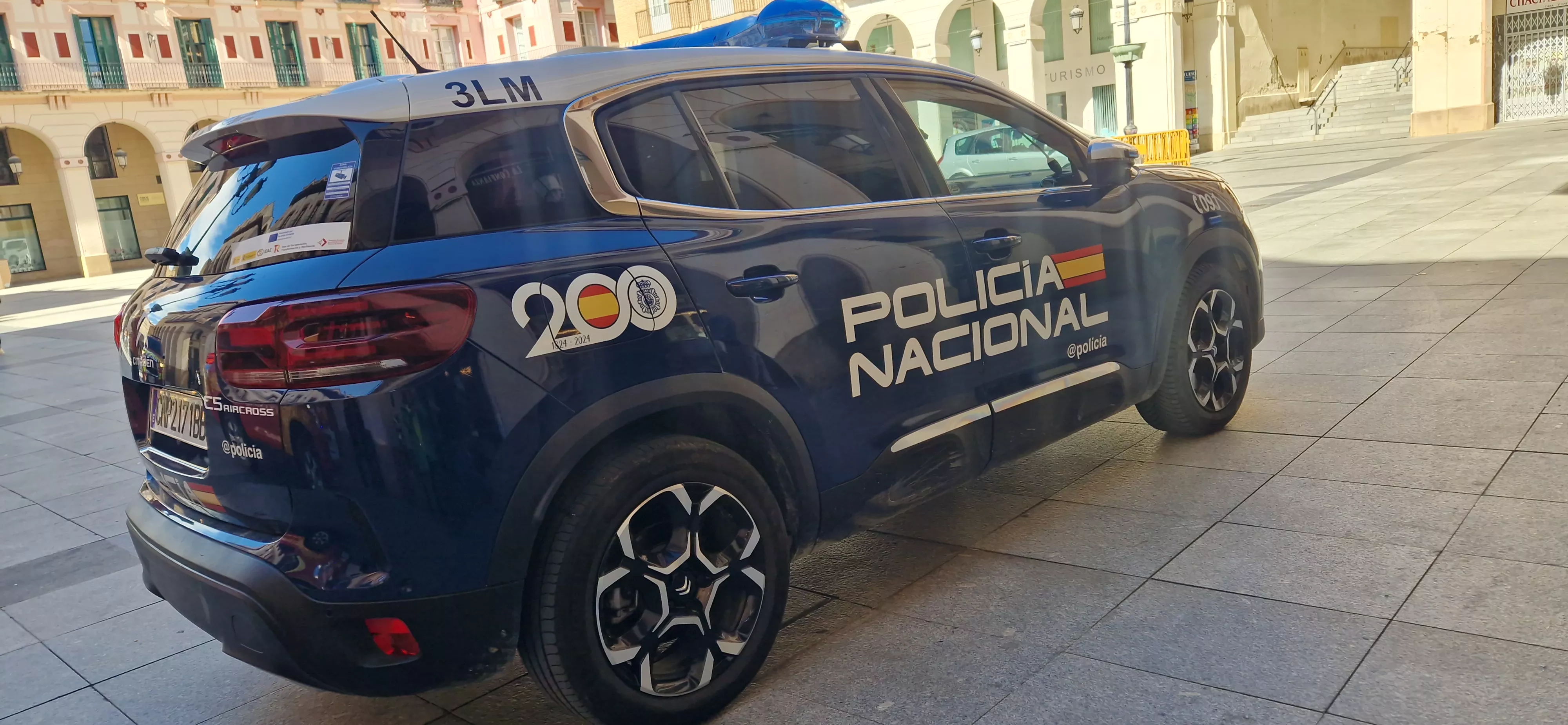 Incendio en una vivienda en la calle Cuatro Reyes de Huesca. Foto Myriam Martínez