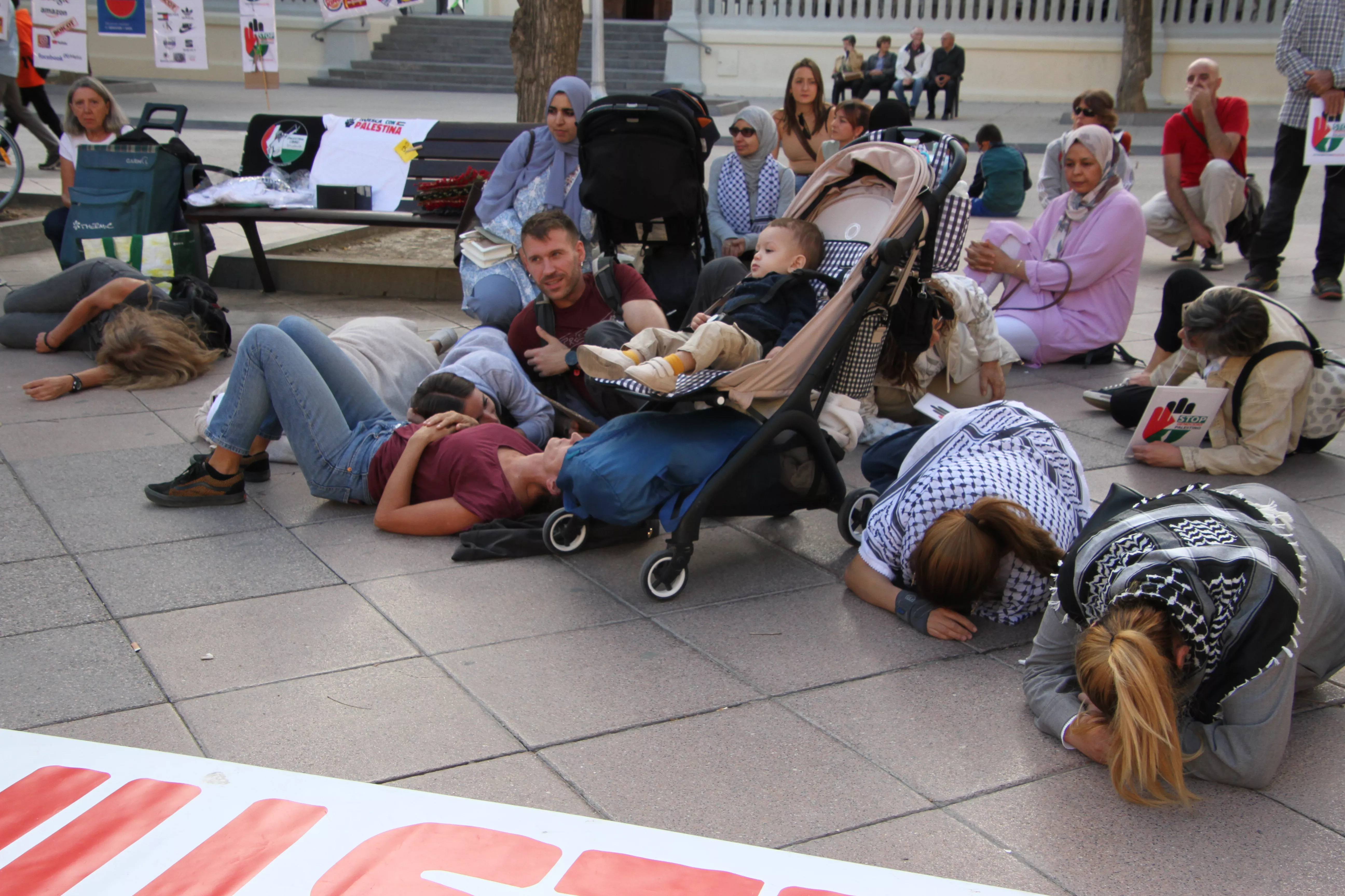 Concentración en Huesca por el inicio de la matanza en Gaza hace dos años. Foto Carlos Neofato