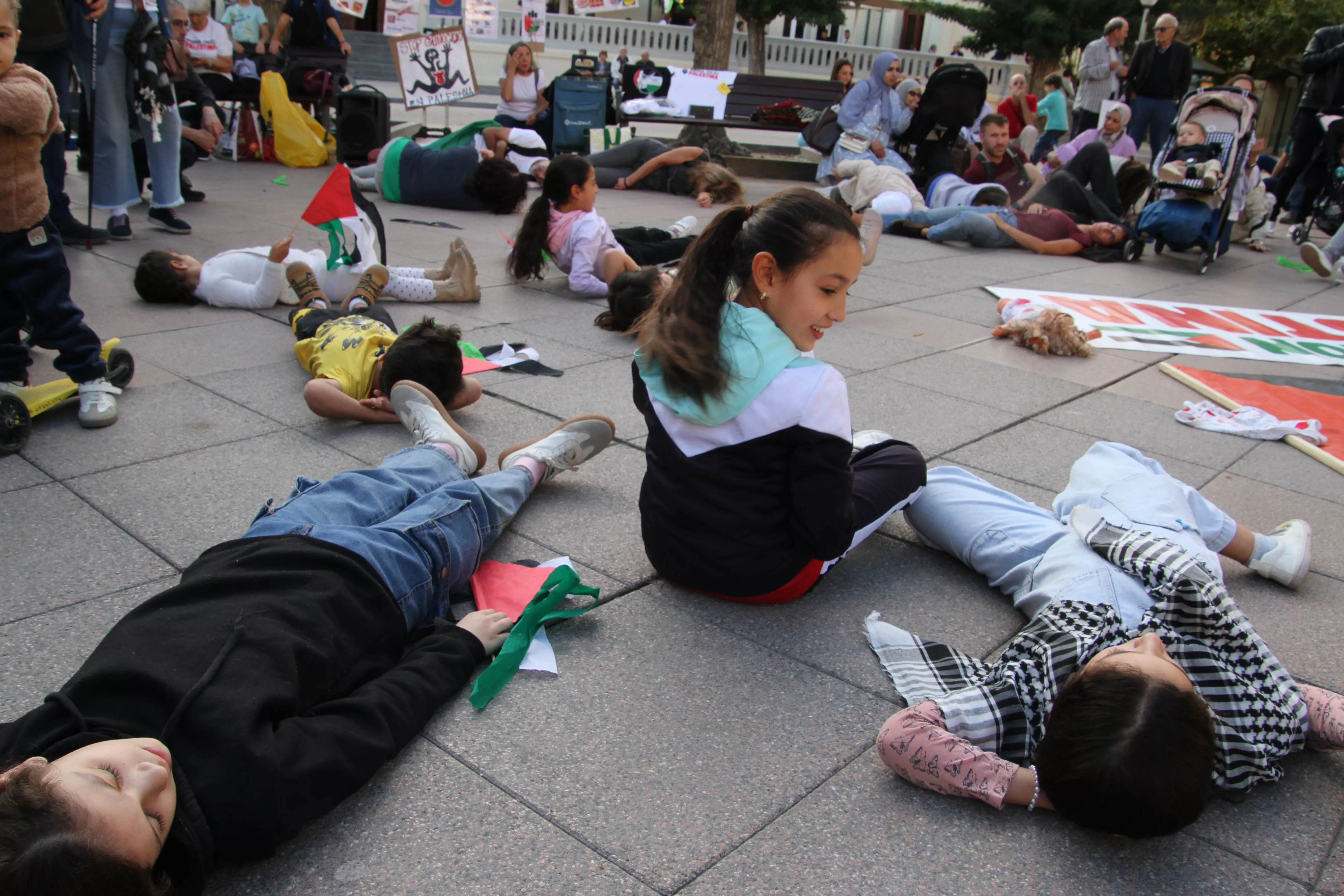 Concentración en Huesca por el inicio de la matanza en Gaza hace dos años. Foto Carlos Neofato