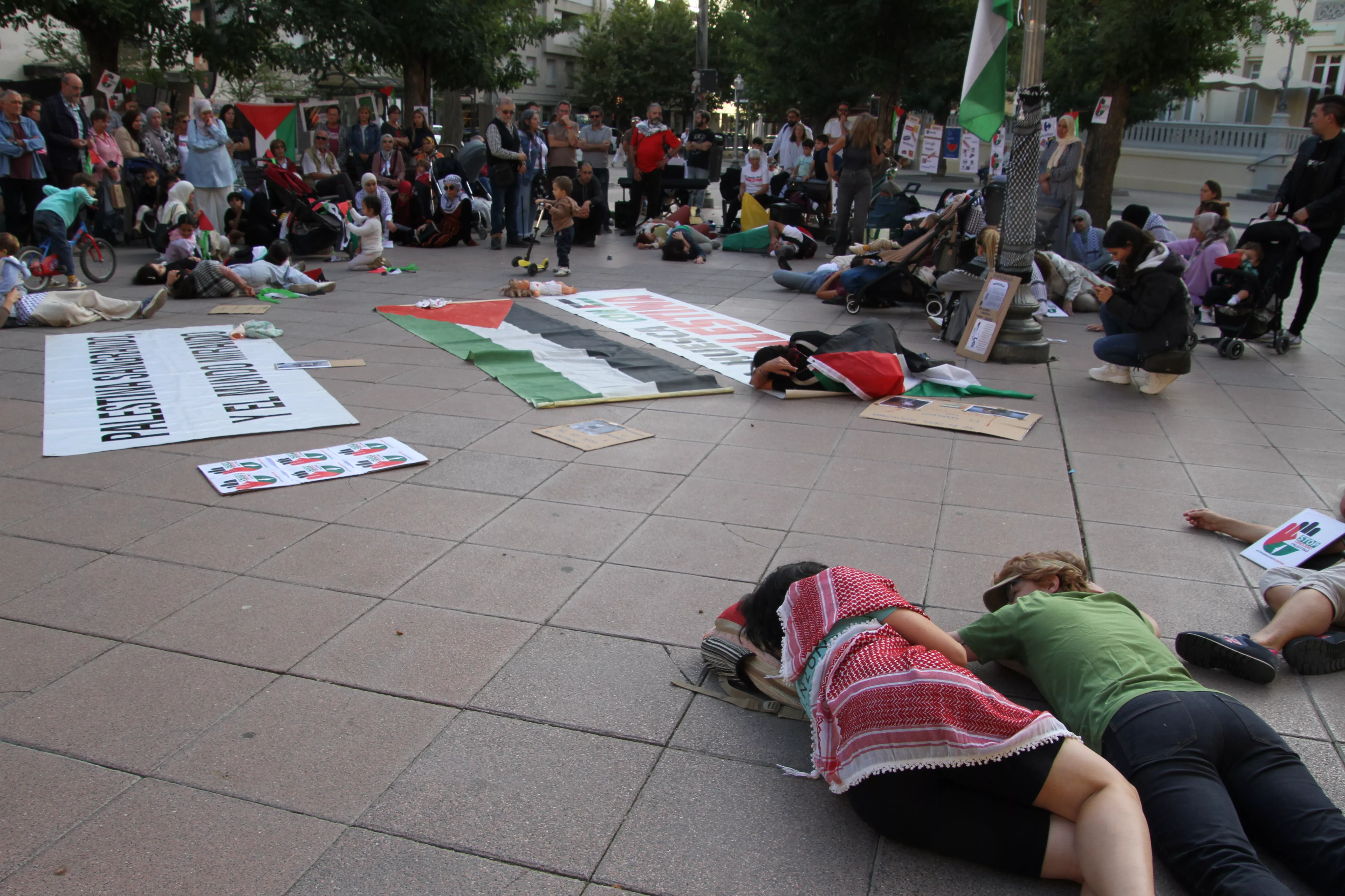 Concentración en Huesca por el inicio de la matanza en Gaza hace dos años. Foto Carlos Neofato