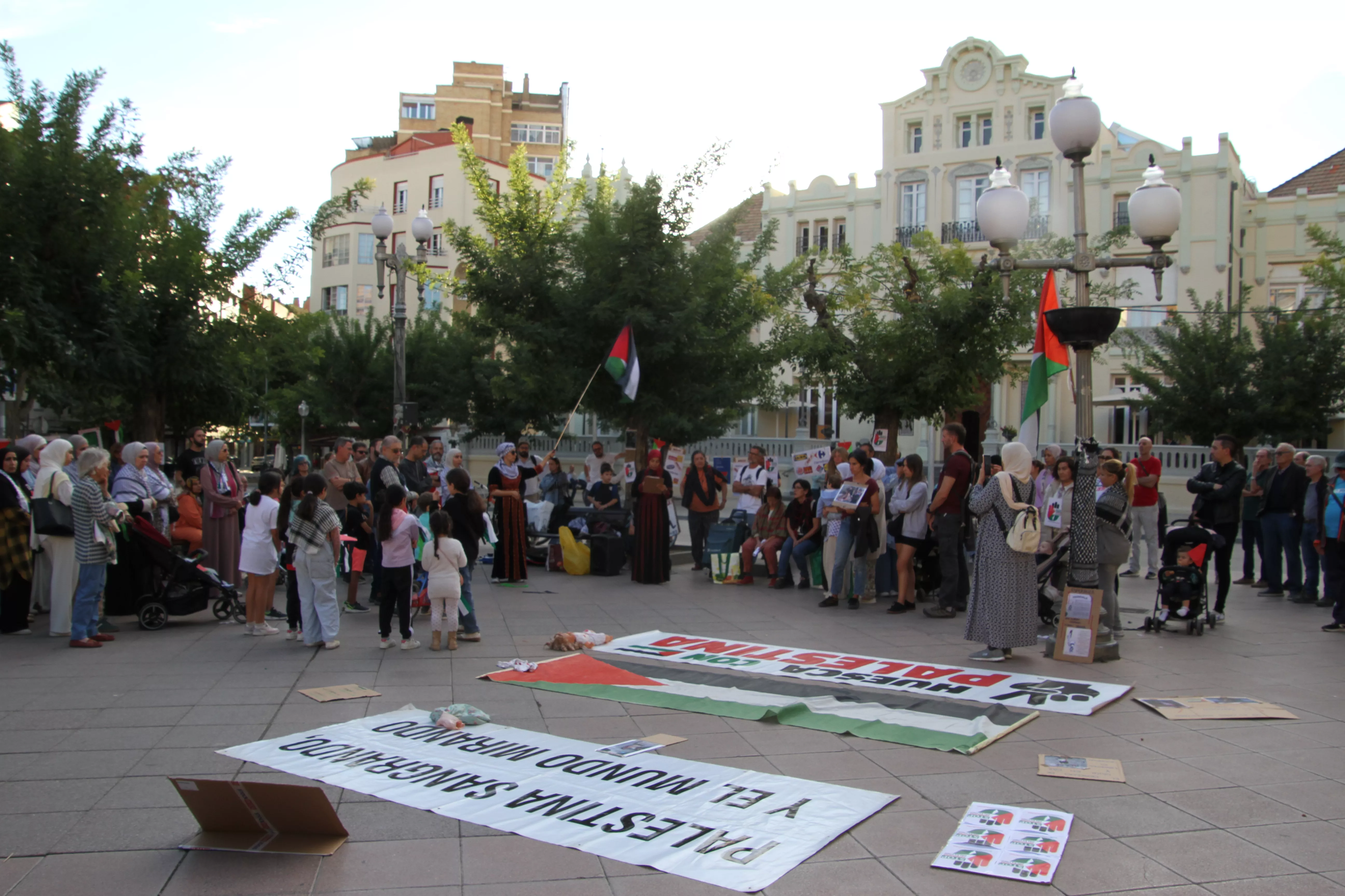 Concentración en Huesca por el inicio de la matanza en Gaza hace dos años. Foto Carlos Neofato