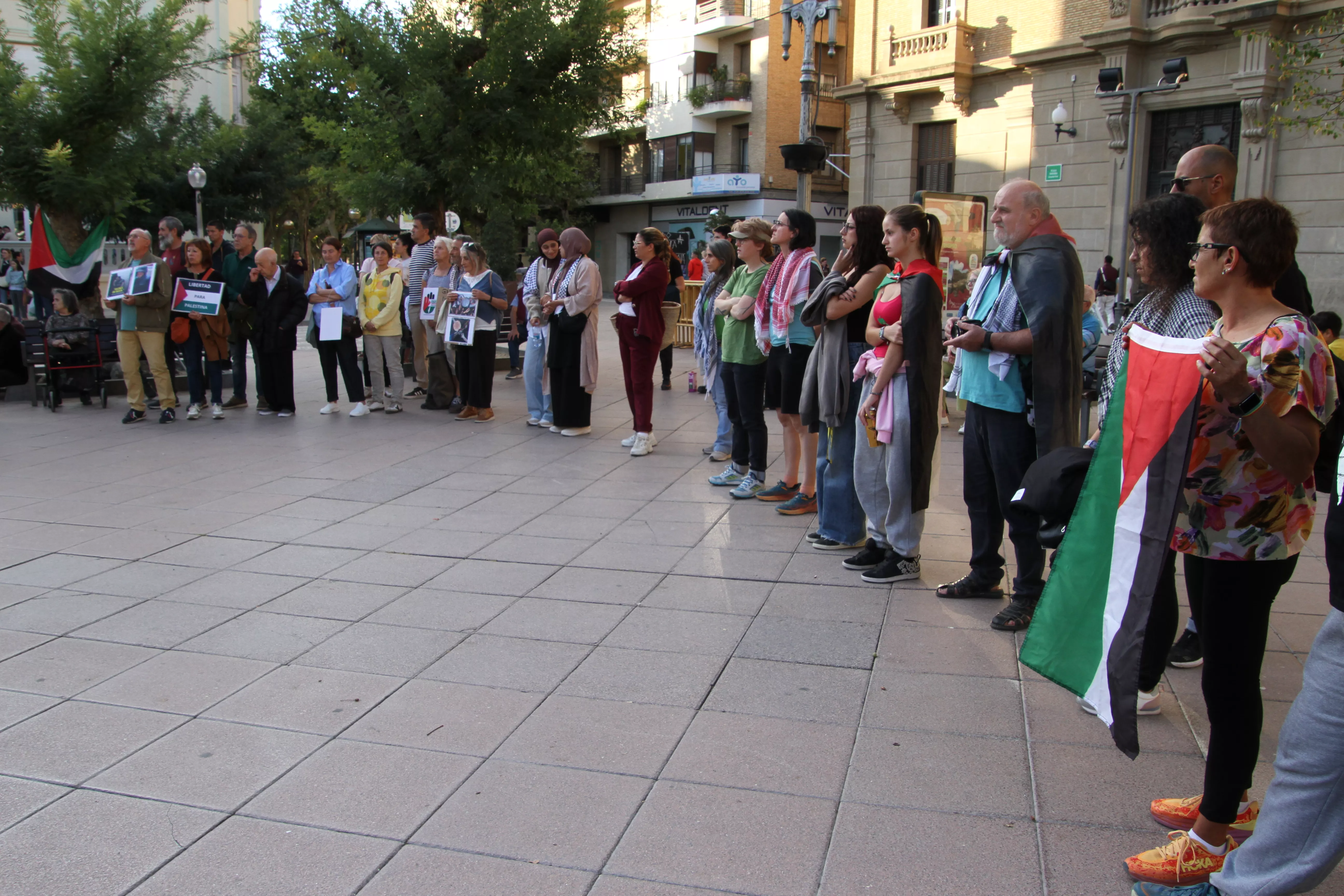 Concentración en Huesca por el inicio de la matanza en Gaza hace dos años. Foto Carlos Neofato