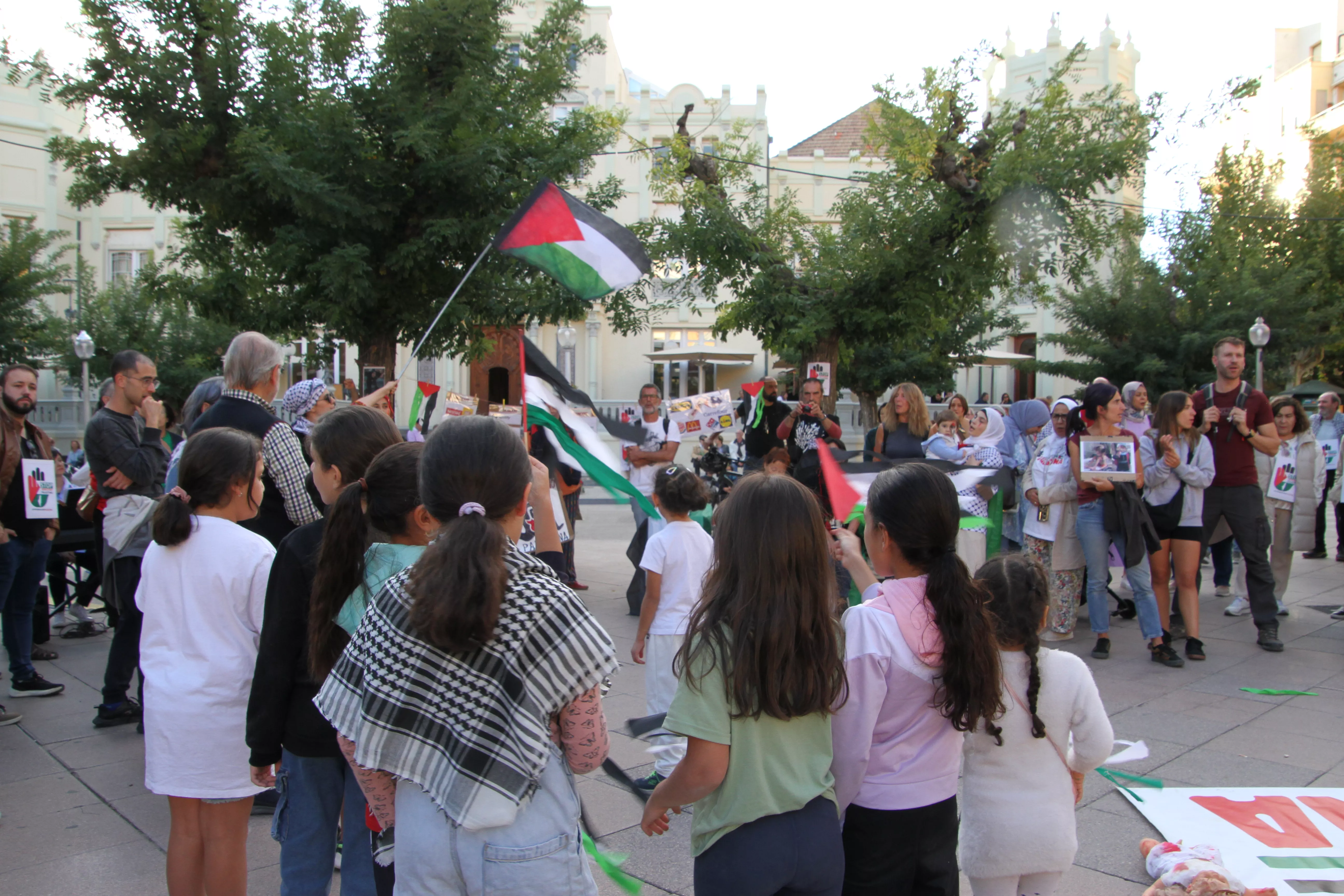 Concentración en Huesca por el inicio de la matanza en Gaza hace dos años. Foto Carlos Neofato