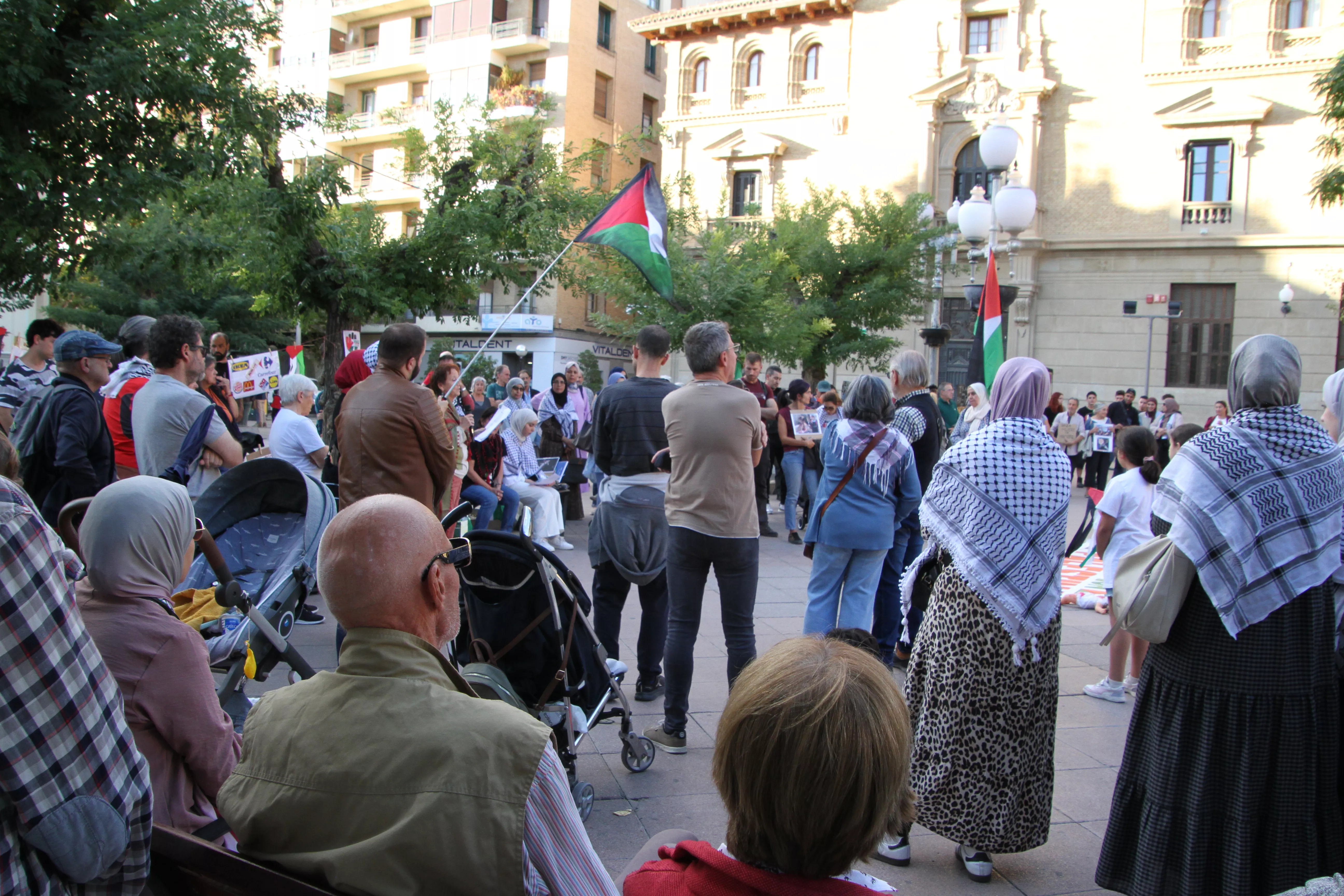 Concentración en Huesca por el inicio de la matanza en Gaza hace dos años. Foto Carlos Neofato
