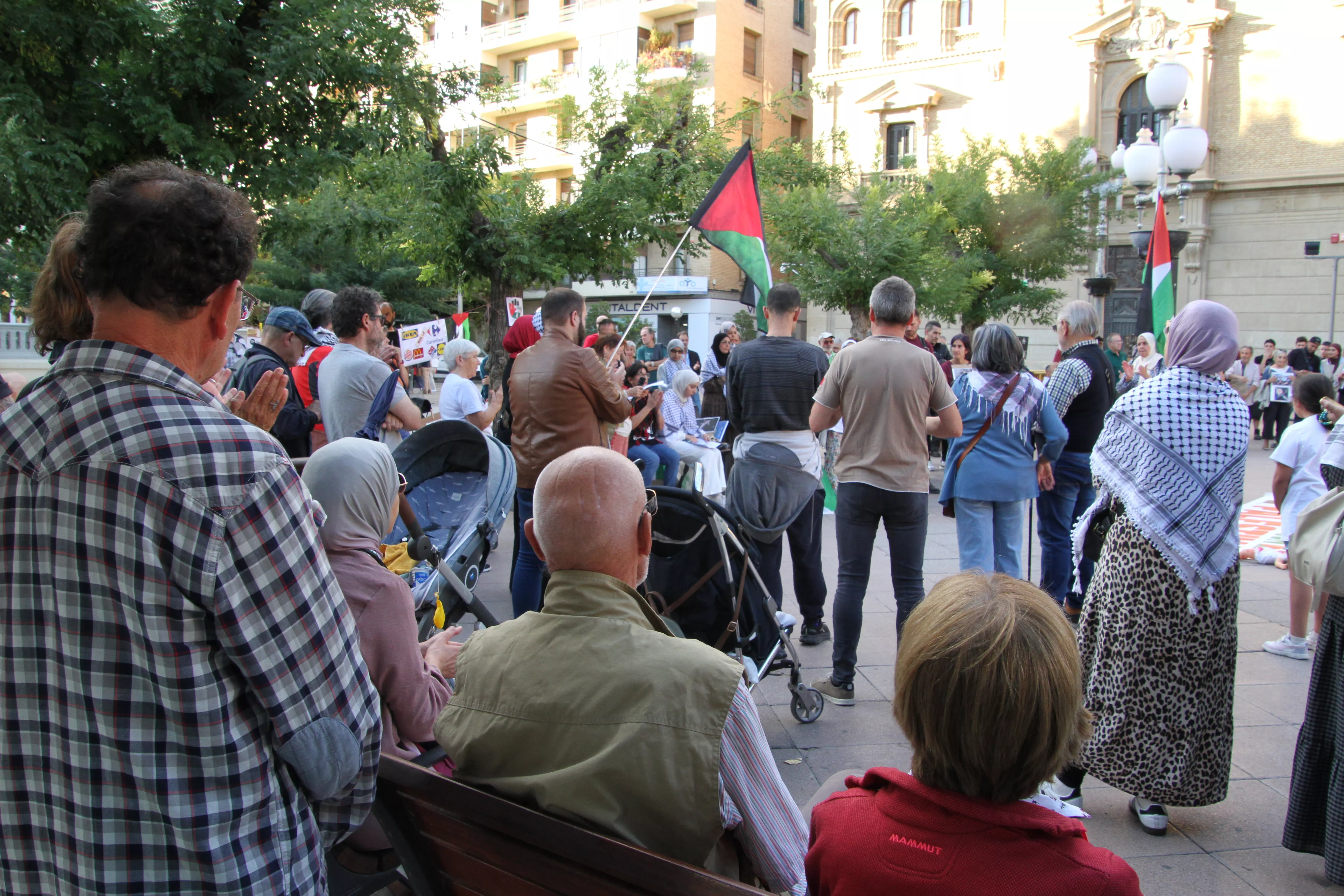 Concentración en Huesca por el inicio de la matanza en Gaza hace dos años. Foto Carlos Neofato