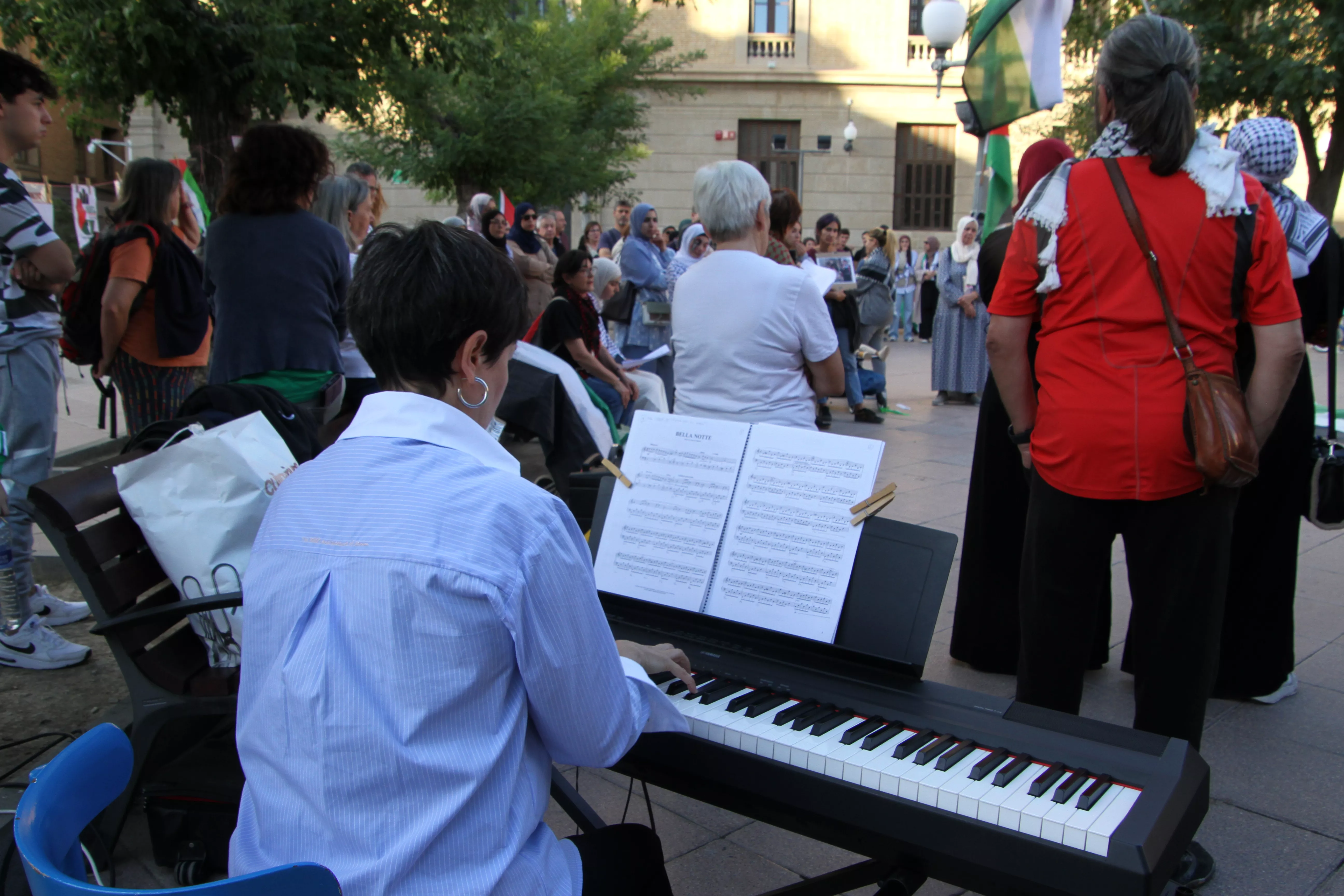 Concentración en Huesca por el inicio de la matanza en Gaza hace dos años. Foto Carlos Neofato