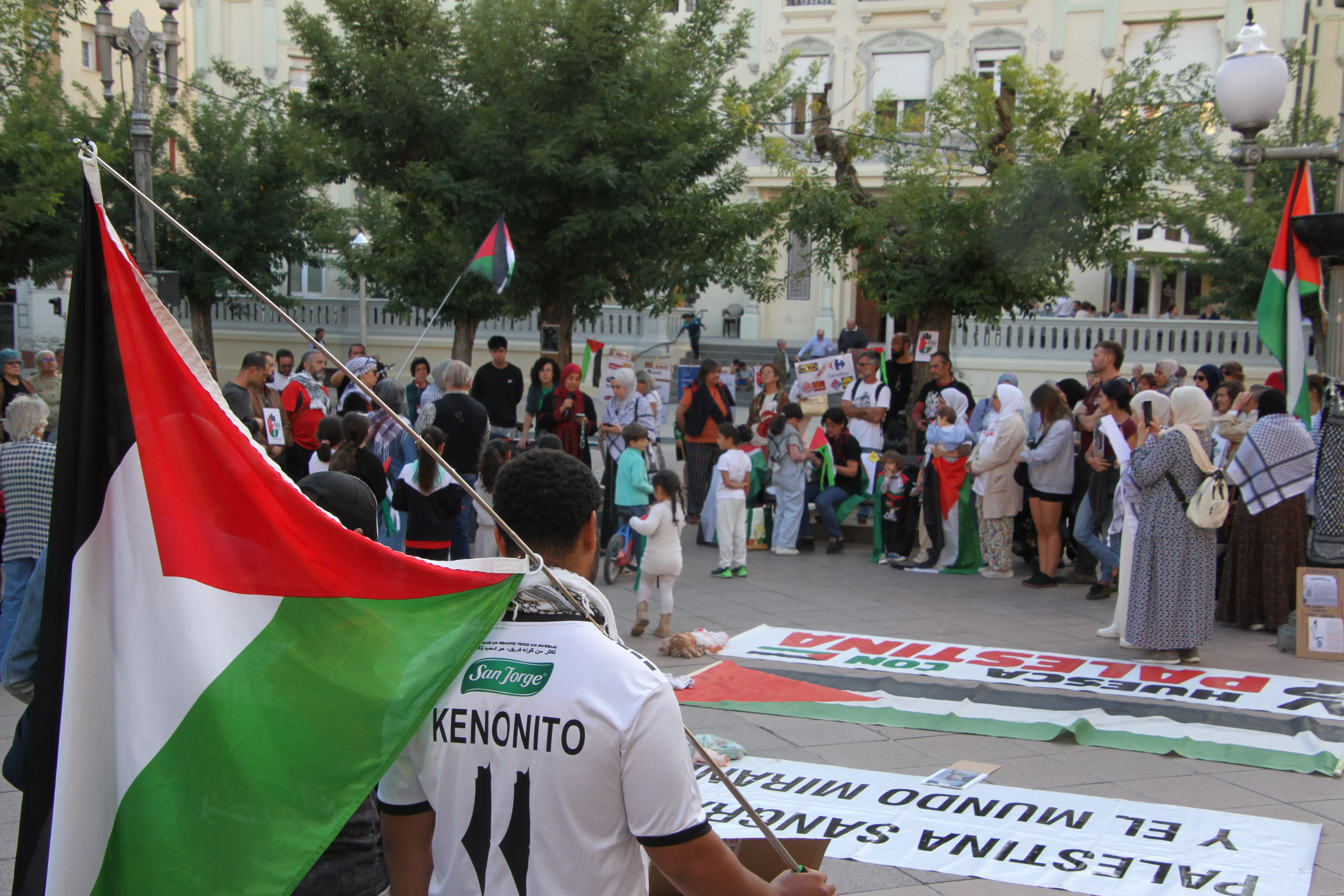 Concentración en Huesca por el inicio de la matanza en Gaza hace dos años. Foto Carlos Neofato