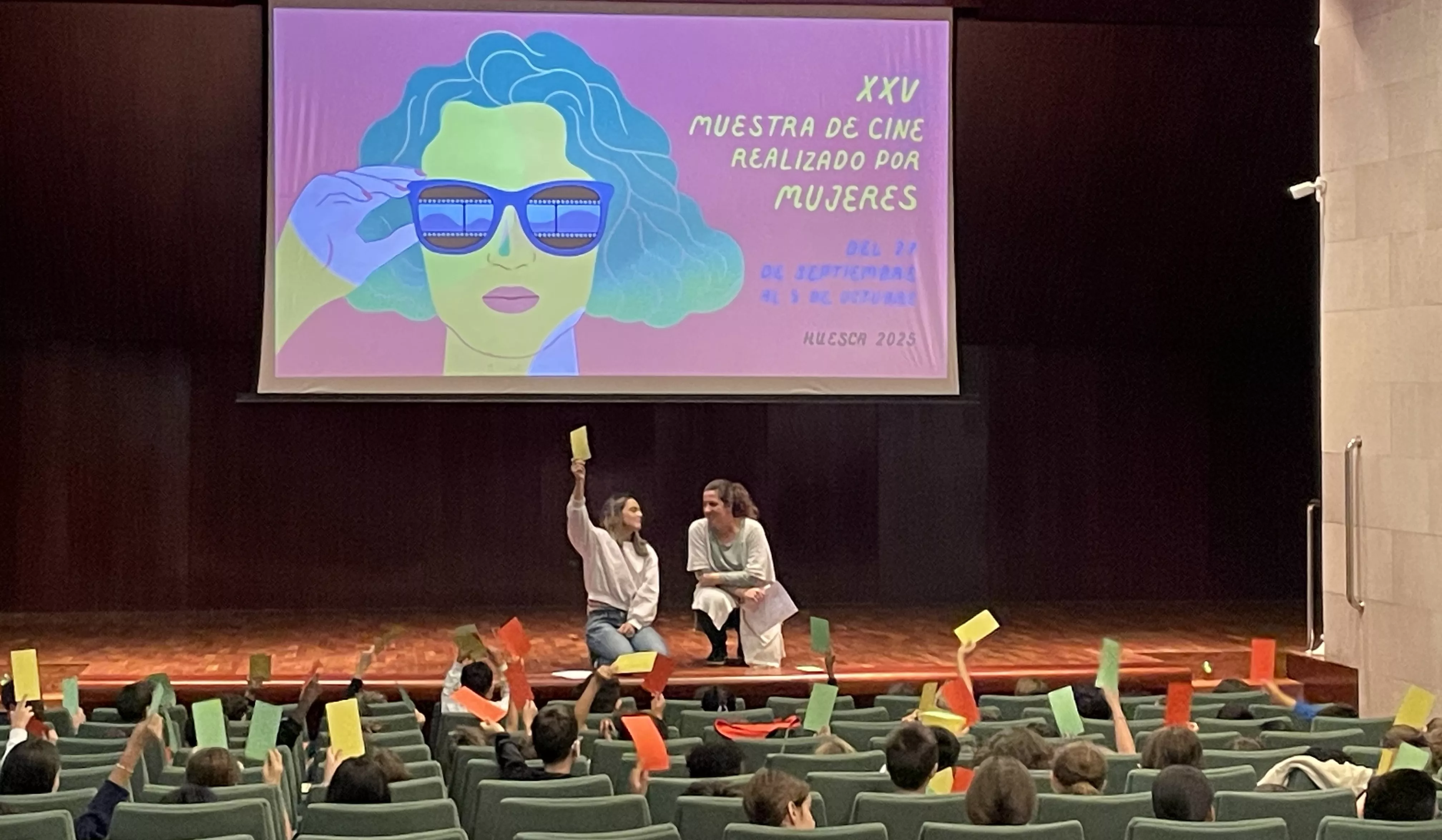 El taller “Sentimos el cine” enseña a escolares oscenses a ver las películas con otros sentidos.