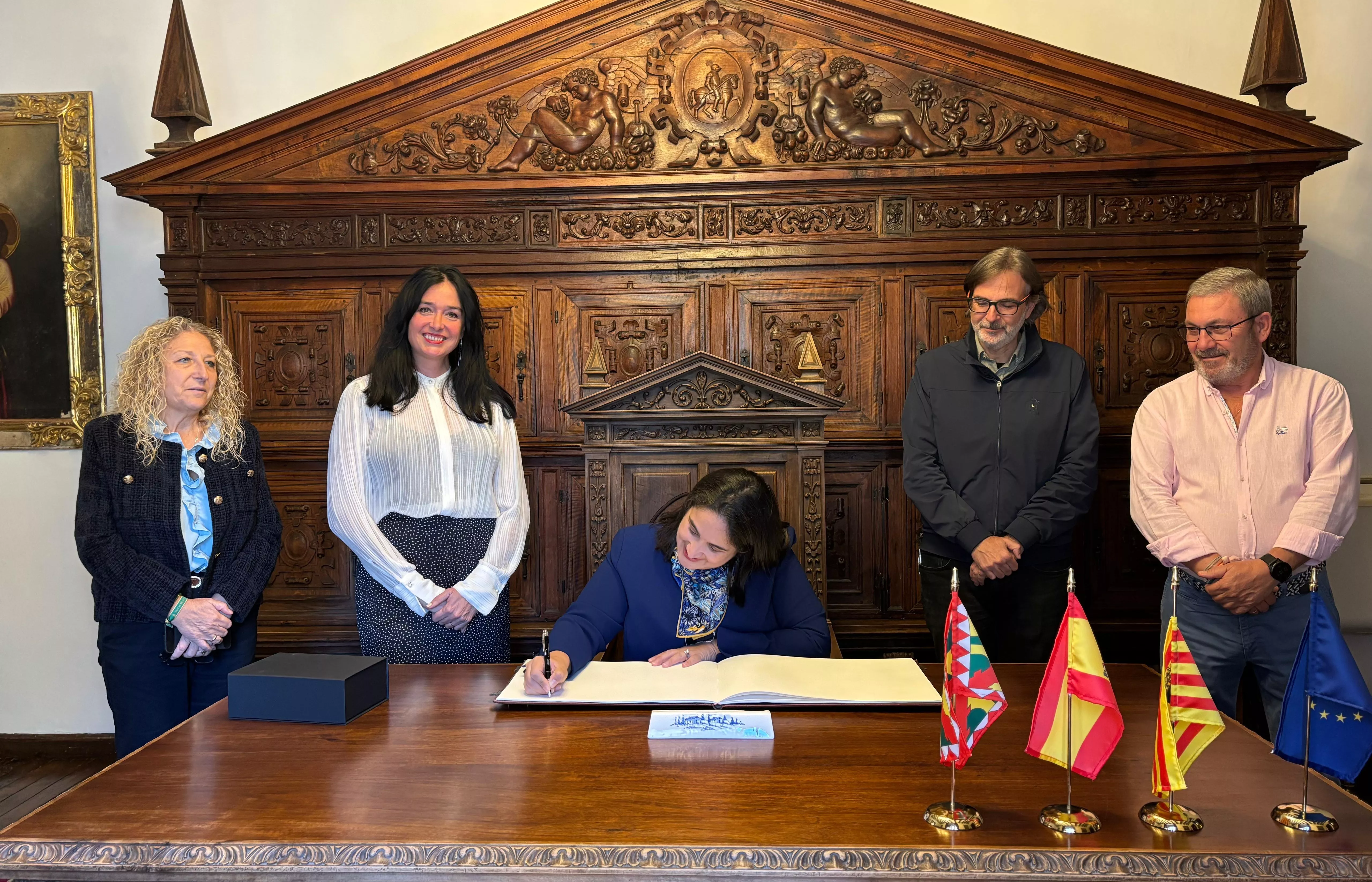 La cónsul general de Francia en Cataluña visita el Ayuntamiento de Huesca.