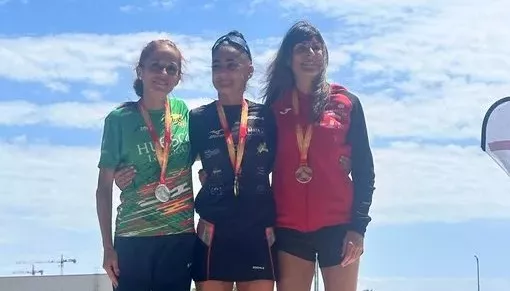 Bea Martínez, subcampeona, en el podio absoluto.