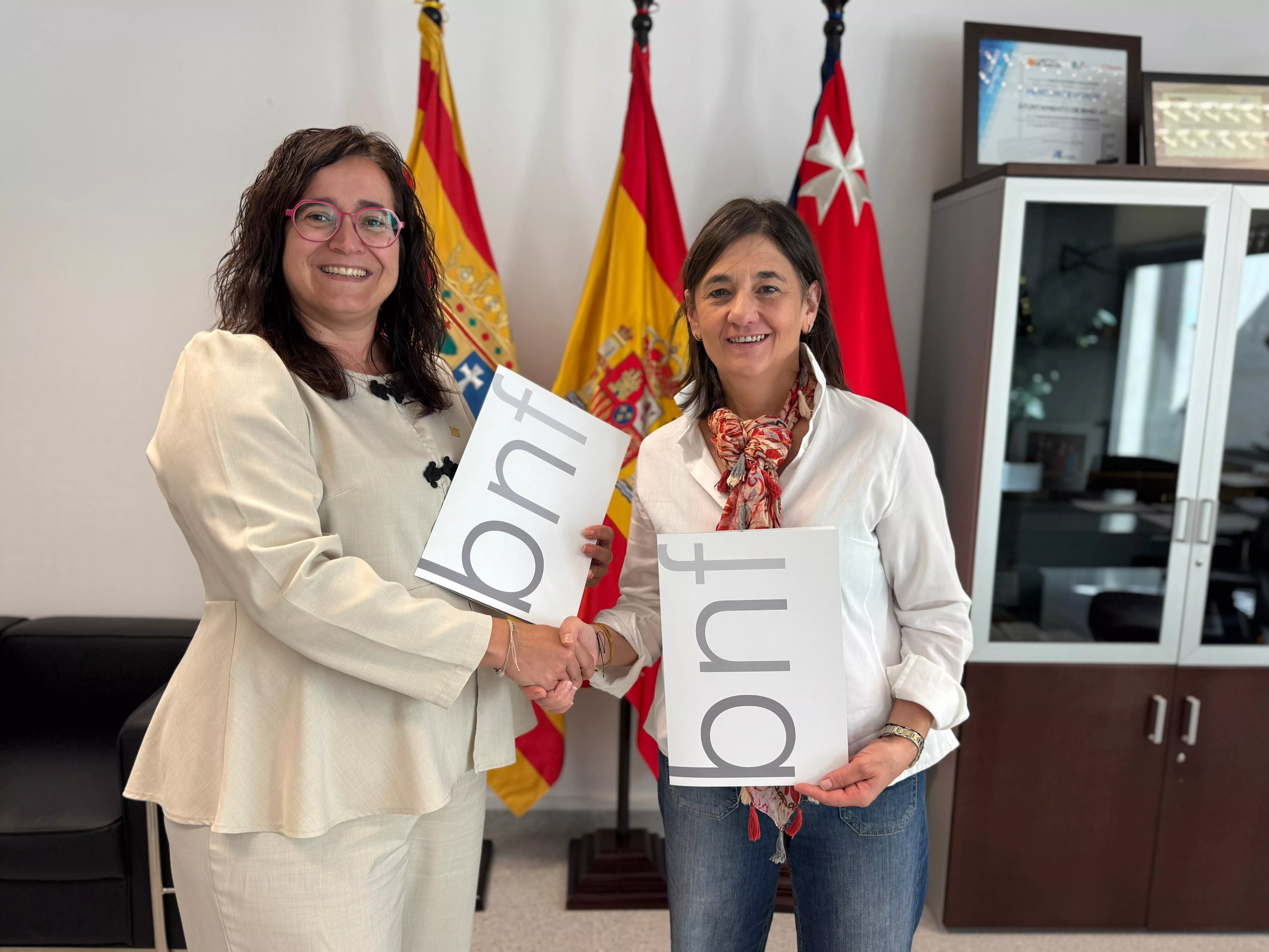 Patricia Rivera con Ana Gascón, presidenta de los comerciantes de Binéfar Patricia Rivera con Ana Gascón, presidenta de los comerciantes de Binéfar