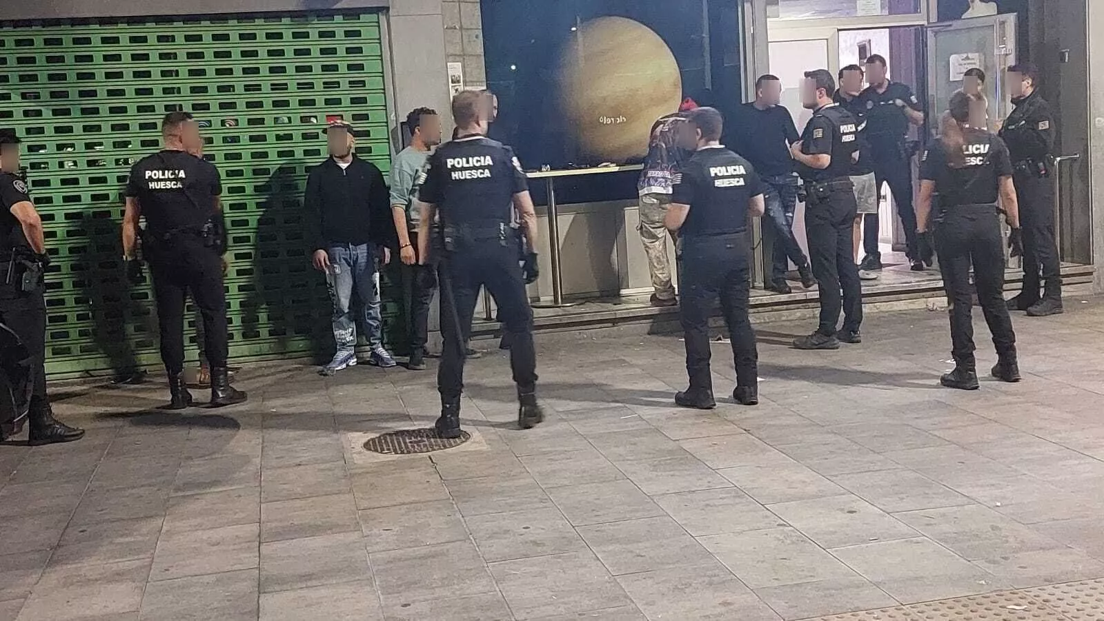 Registro de la Policía Local en el establecimiento de Ramón y Cajal, con el agresor de cara al cuadro de la luna con gorro rojo