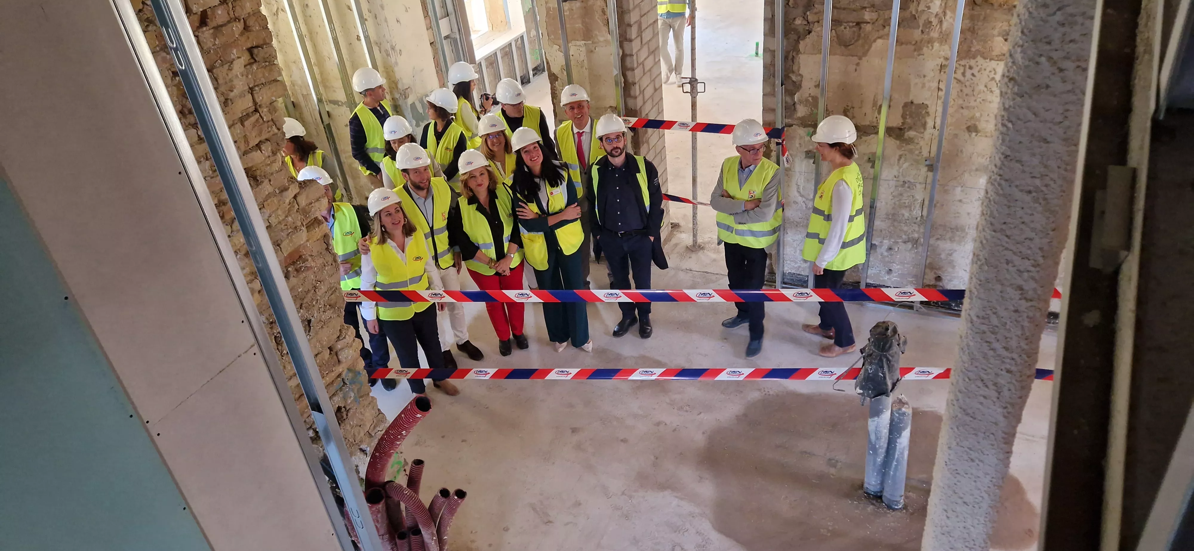 Las autoridades, visitando las obras de la residencia de niños. Foto Myriam Martínez