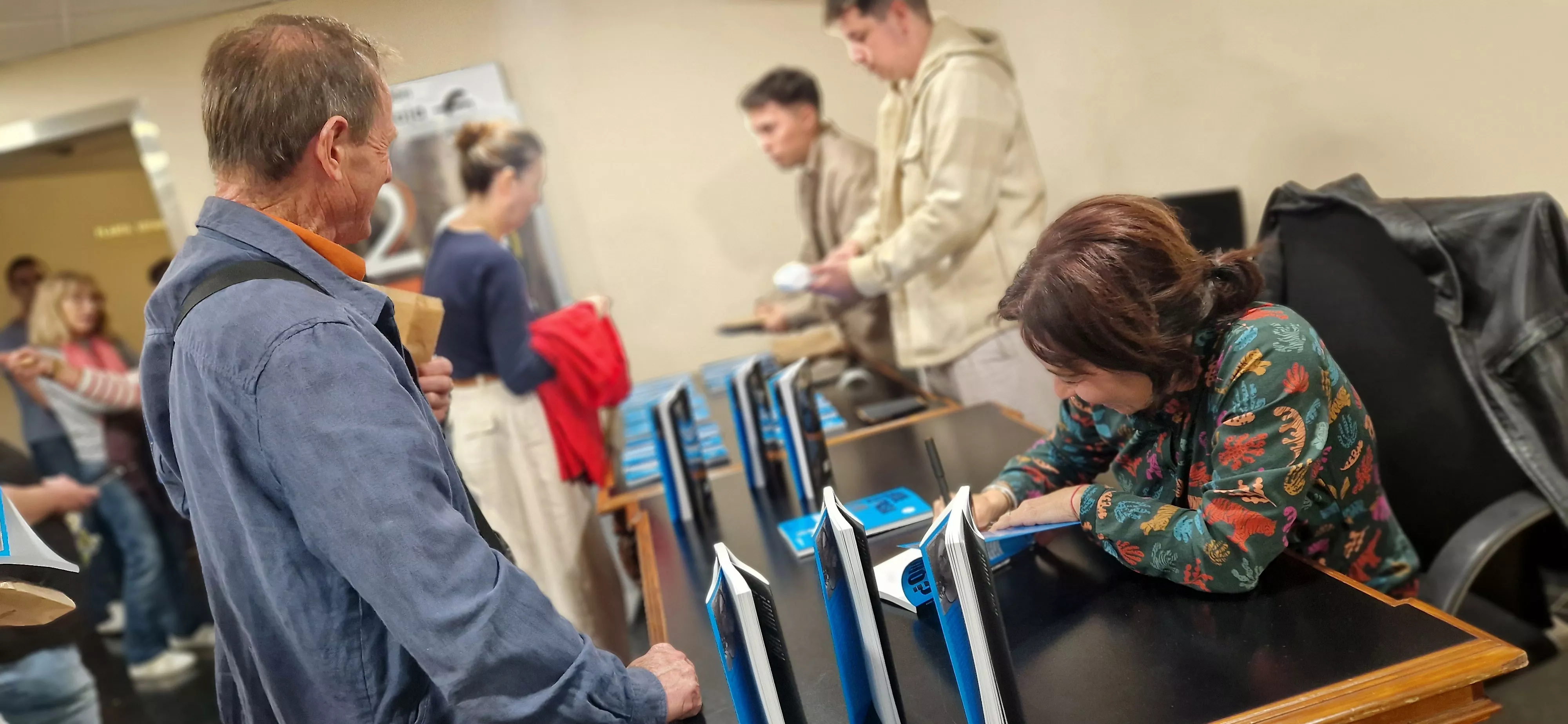 Patricia Gracia firmando ejemplares. Foto Myriam Martínez