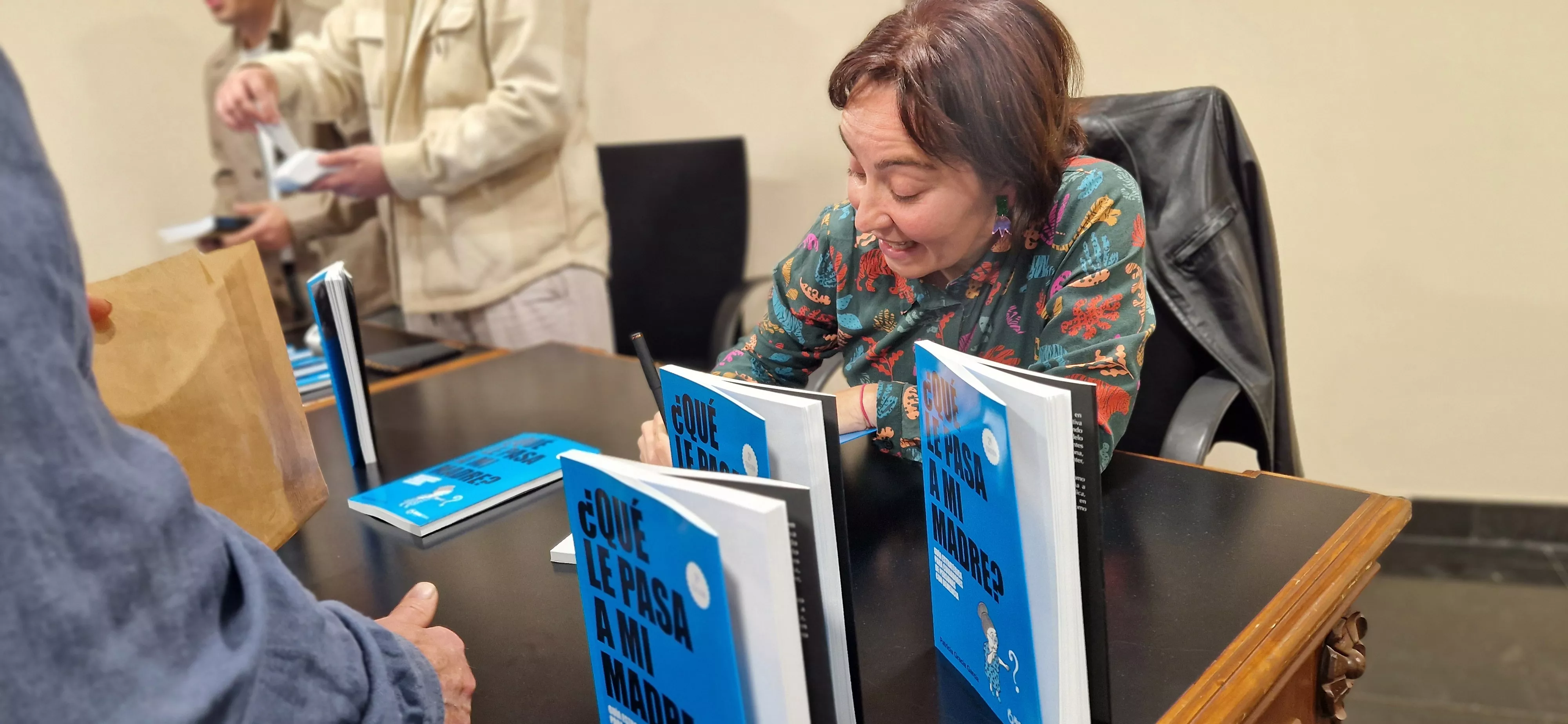 Patricia Gracia firmando ejemplares. Foto Myriam Martínez