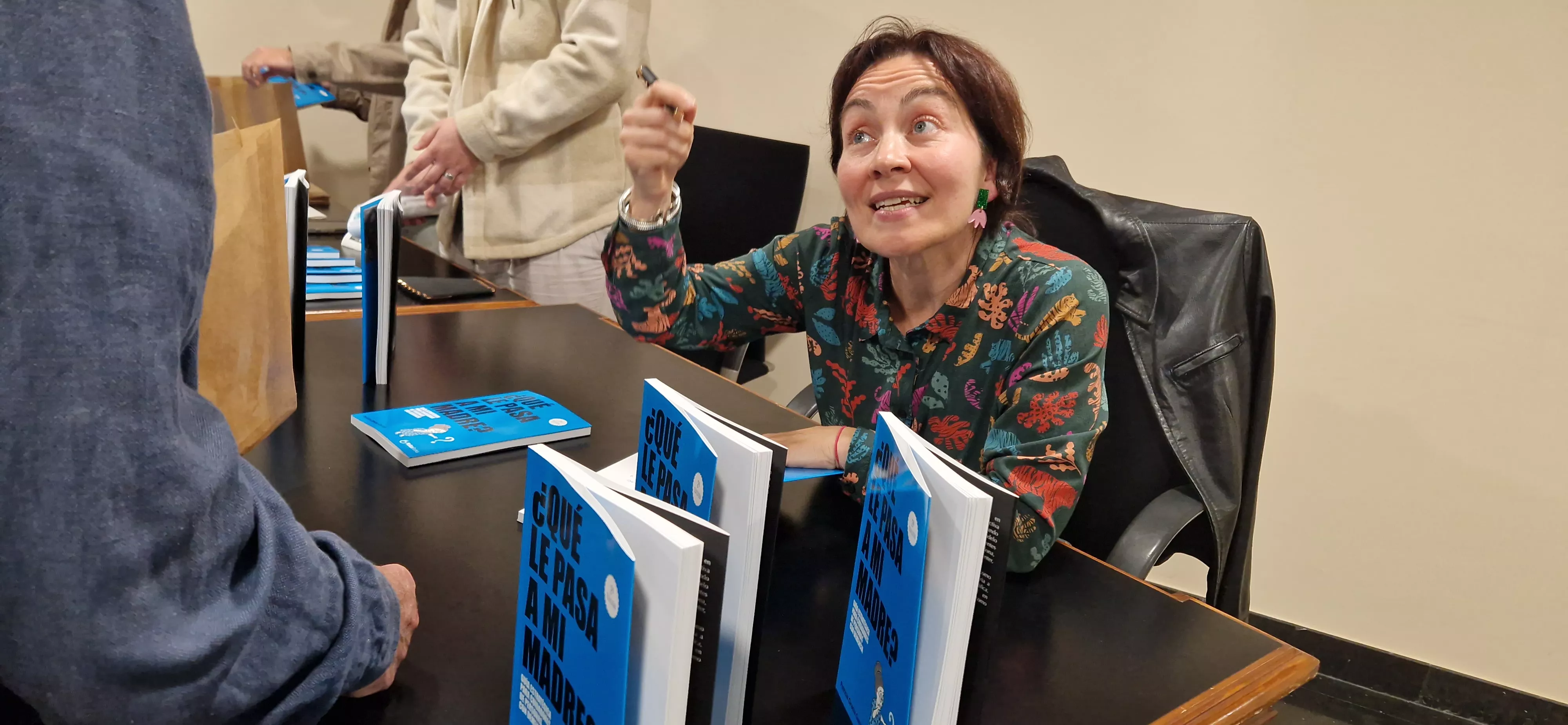 Patricia Gracia firmando ejemplares. Foto Myriam Martínez