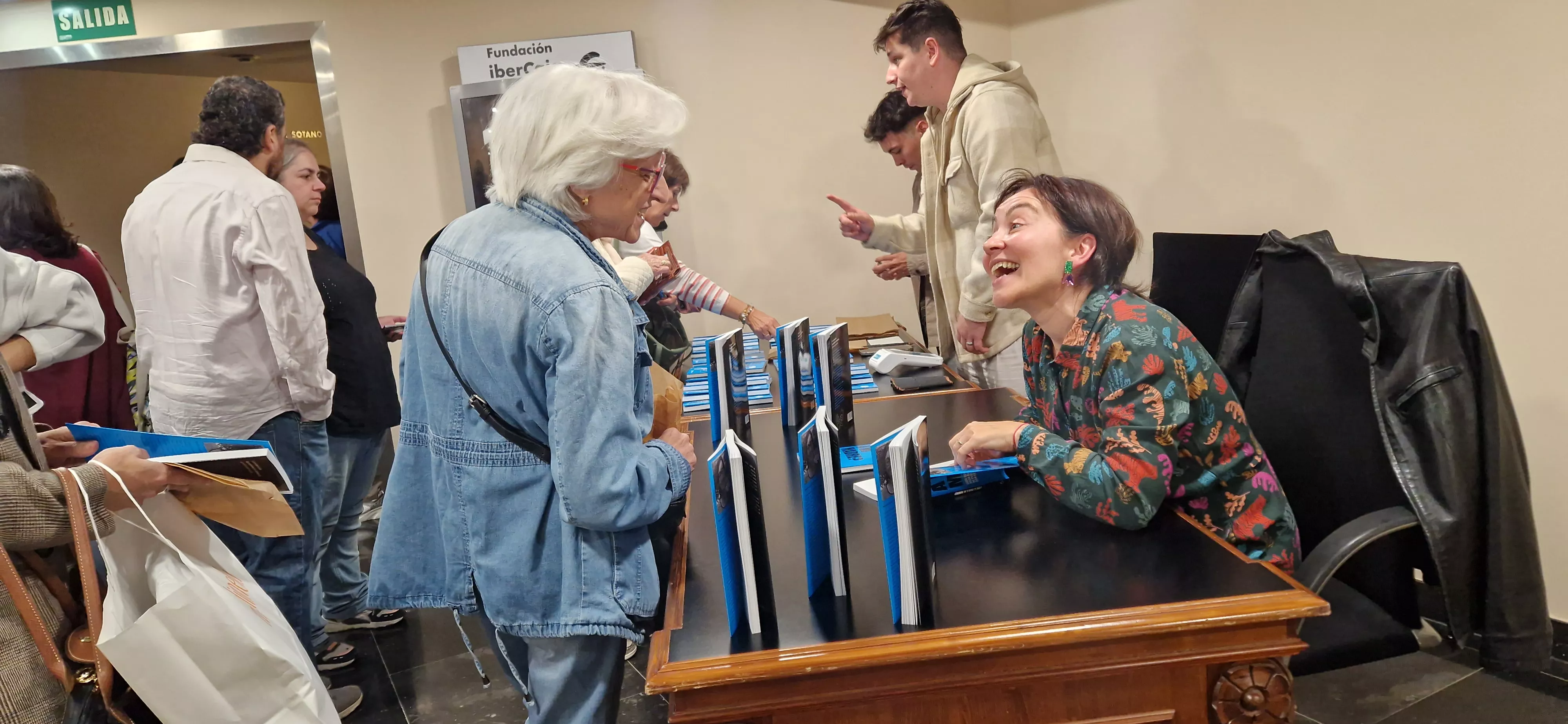 Patricia Gracia firmando ejemplares. Foto Myriam Martínez