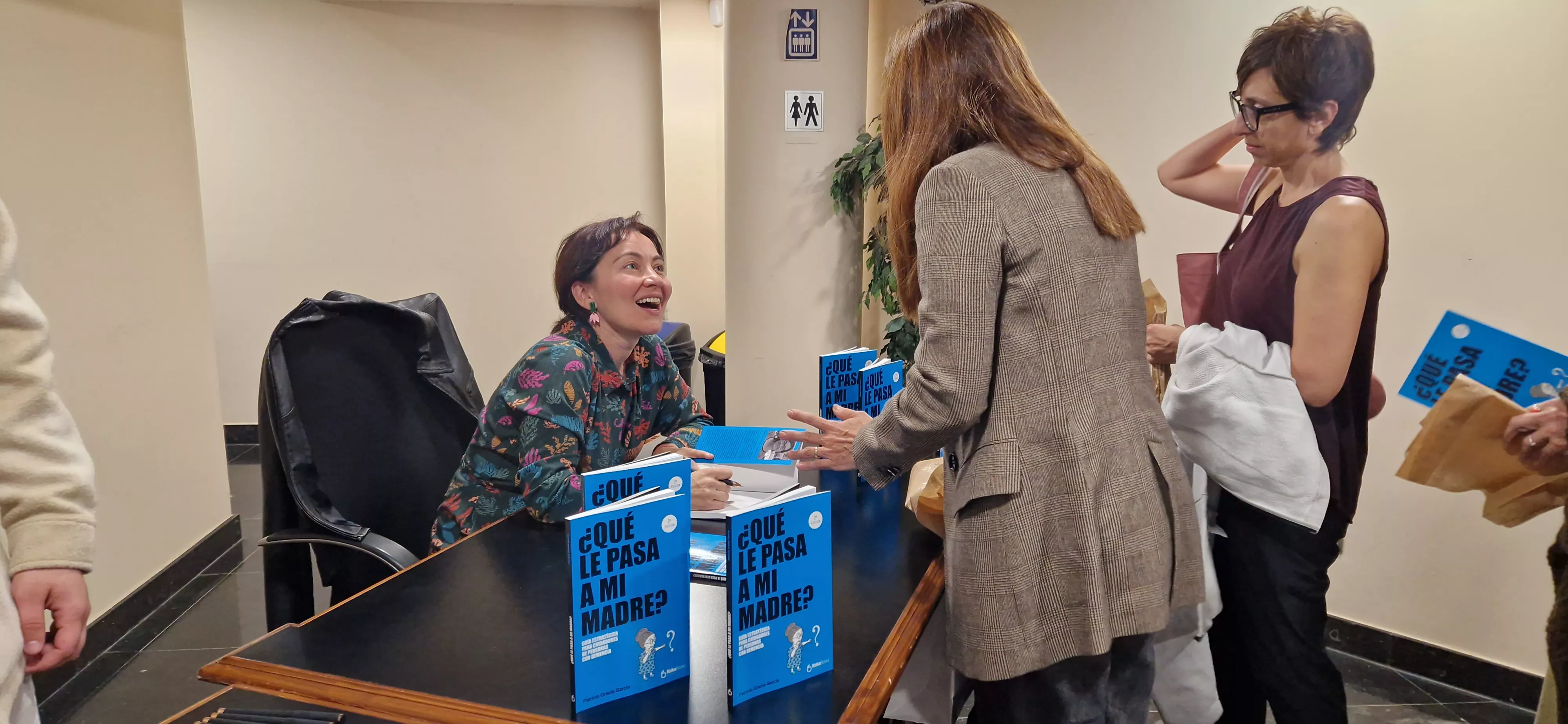 Patricia Gracia firmando ejemplares. Foto Myriam Martínez
