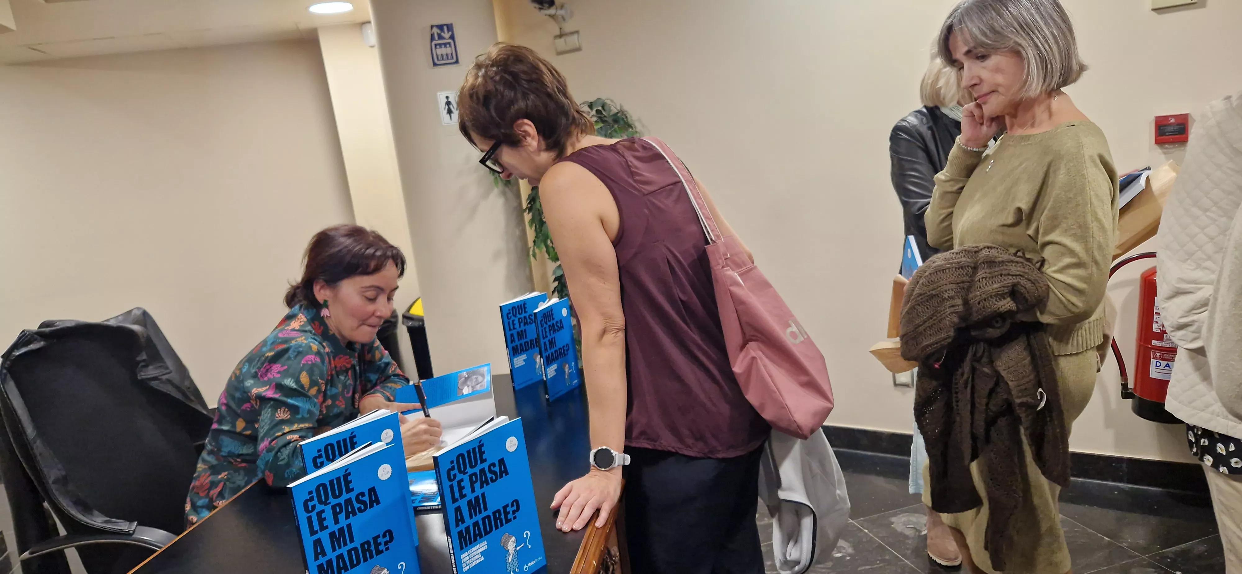 Patricia Gracia firmando ejemplares. Foto Myriam Martínez