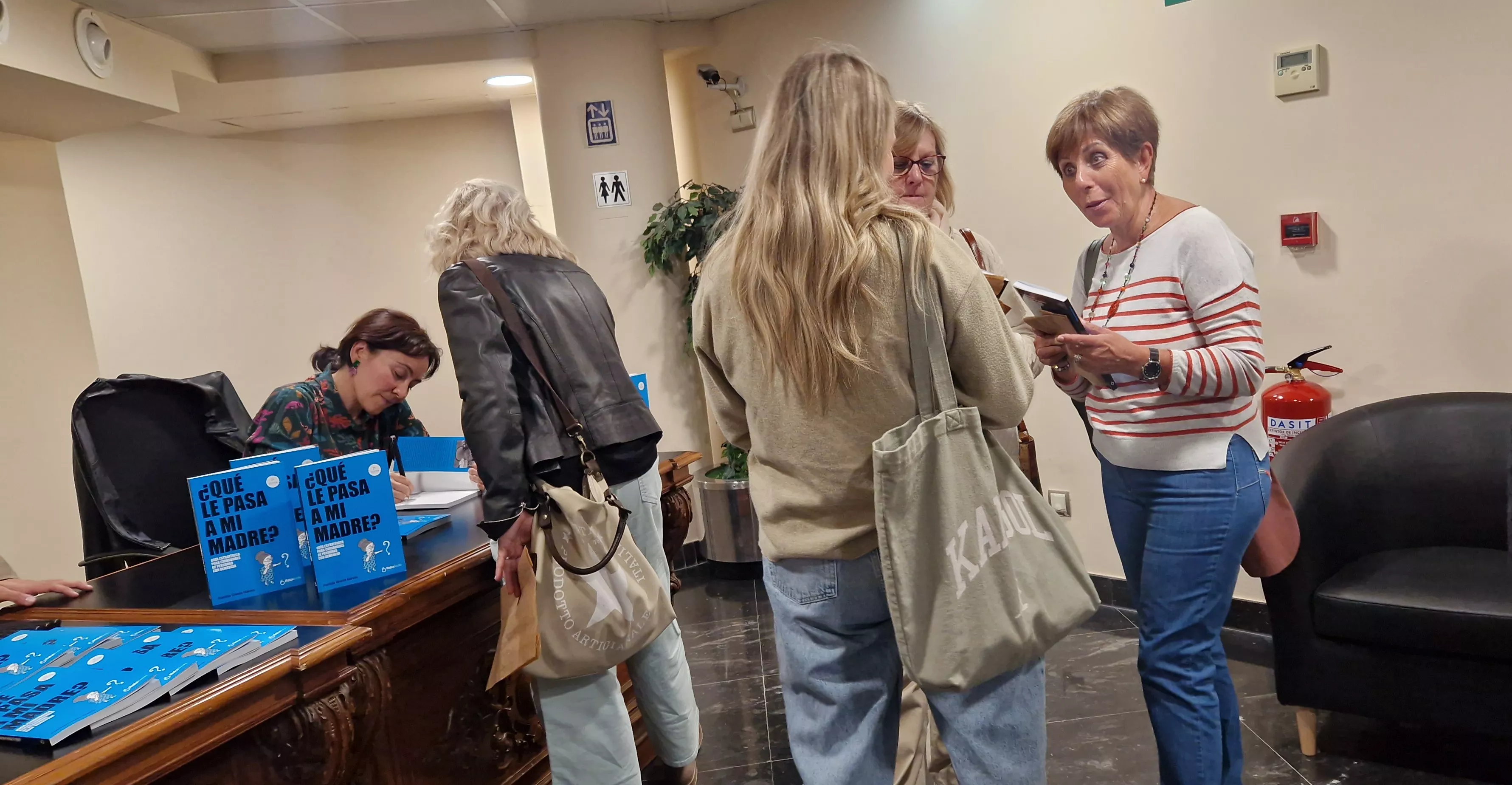 Patricia Gracia firmando ejemplares. Foto Myriam Martínez