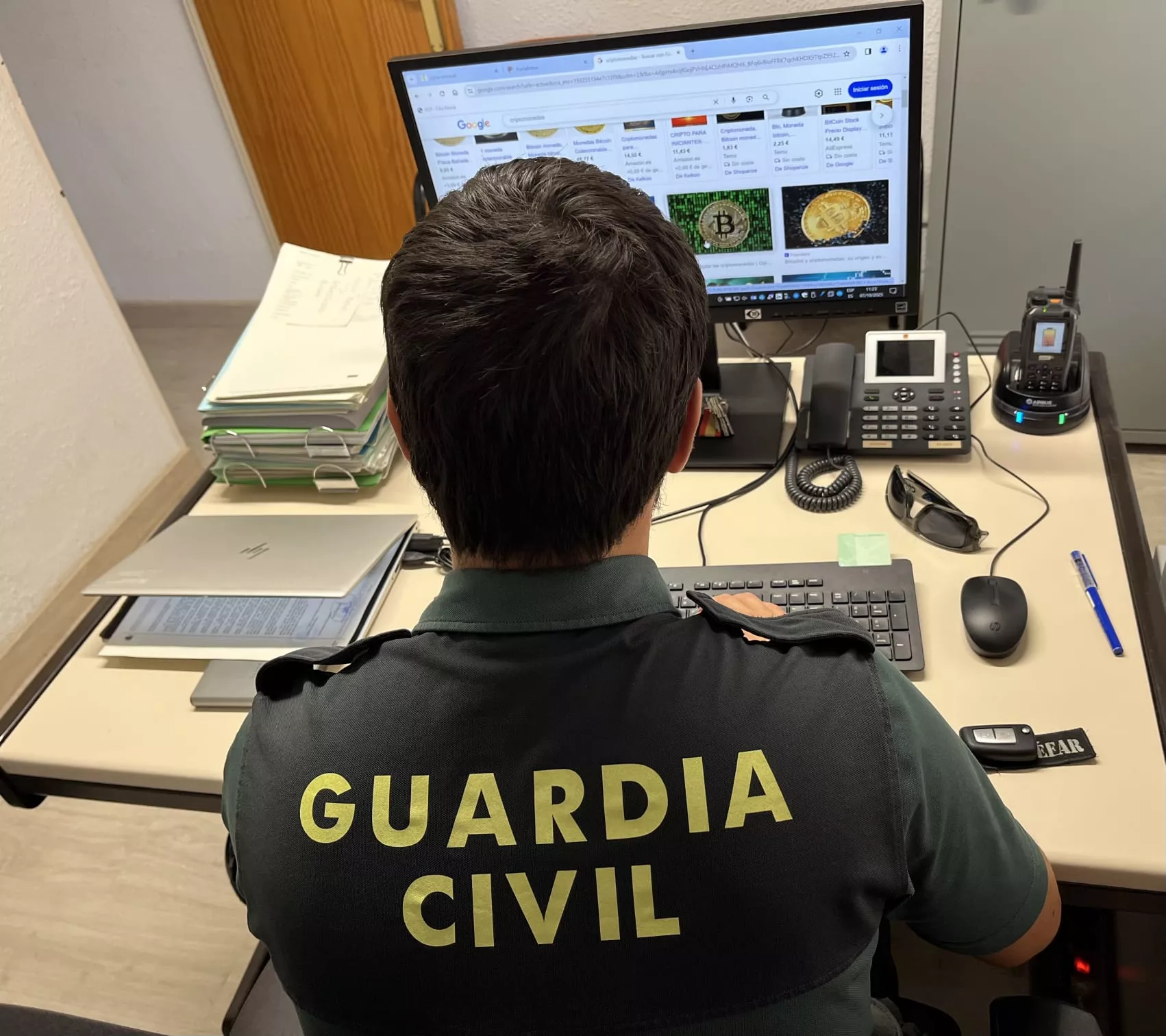 Un guardia civil en plena investigación Un guardia civil en plena investigación