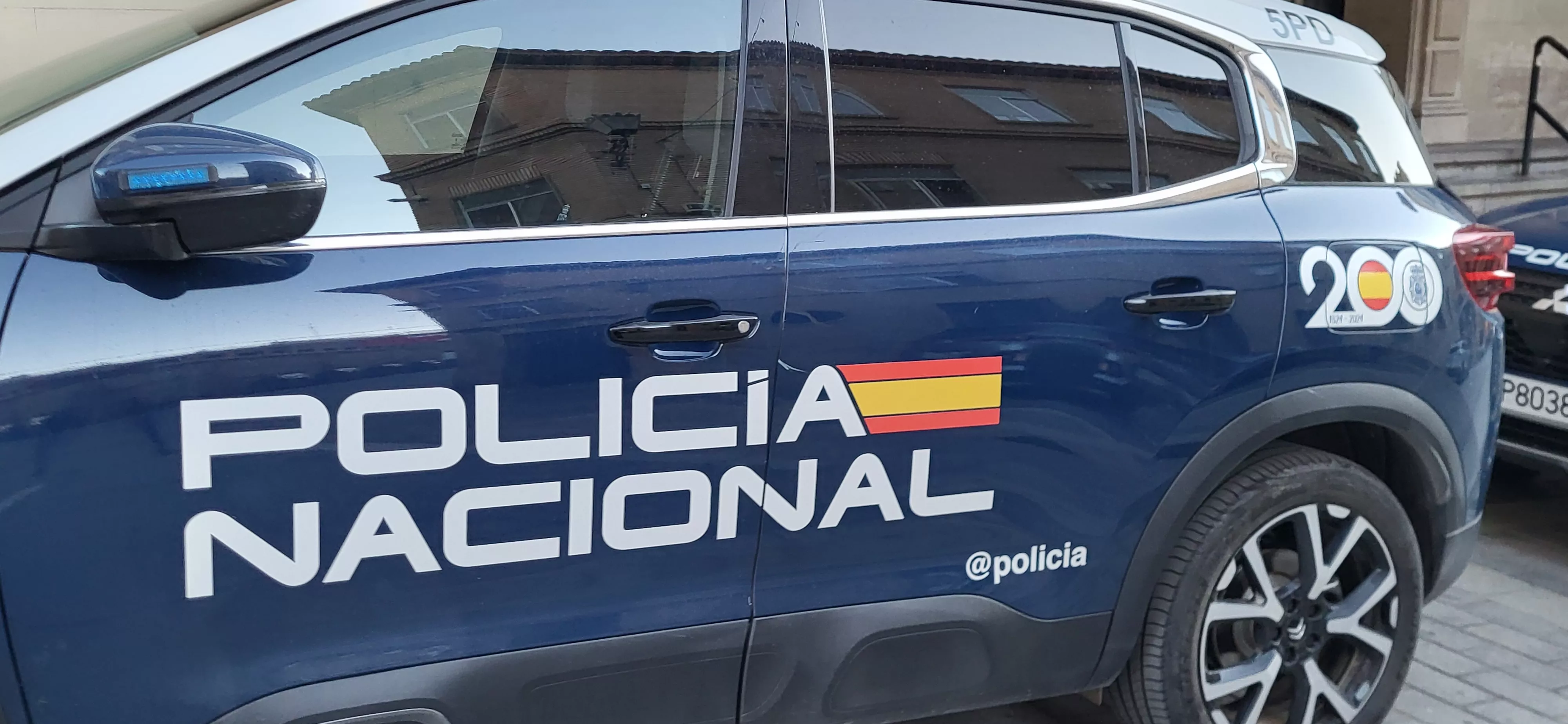 Una pareja con 45 detenciones previas, arrestada por el robo de dos vehículos.