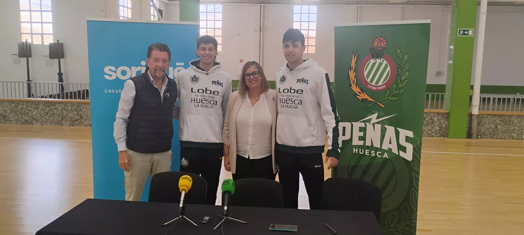 Luis Périz, Isma Corraliza, Lorena Palomera y Guillem Vázquez en la previa del Lobe Huesca la Magia contra Ibiza