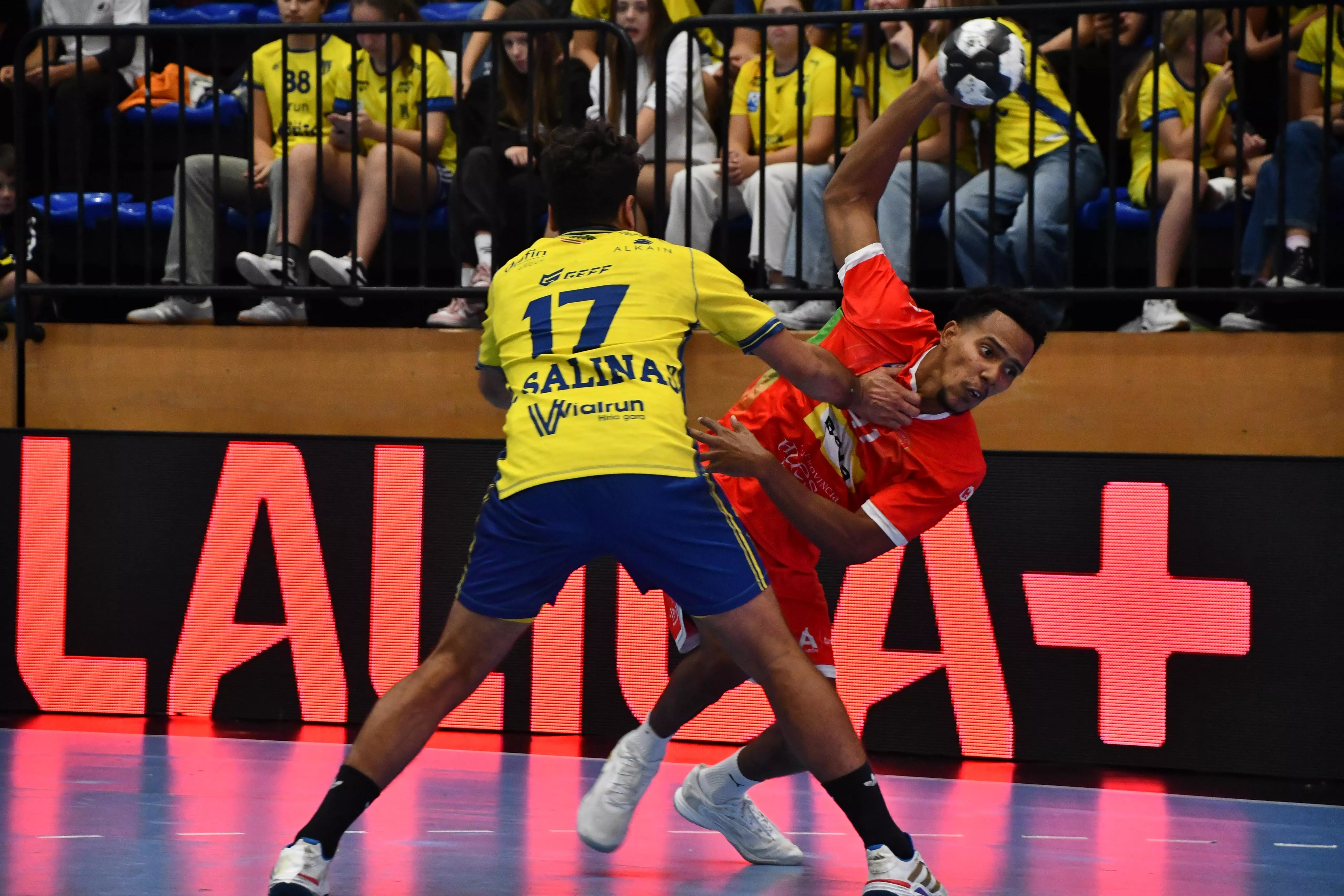 Frank Cordiés ataca ante la defensa de Bidasoa. Foto Arrate Morales