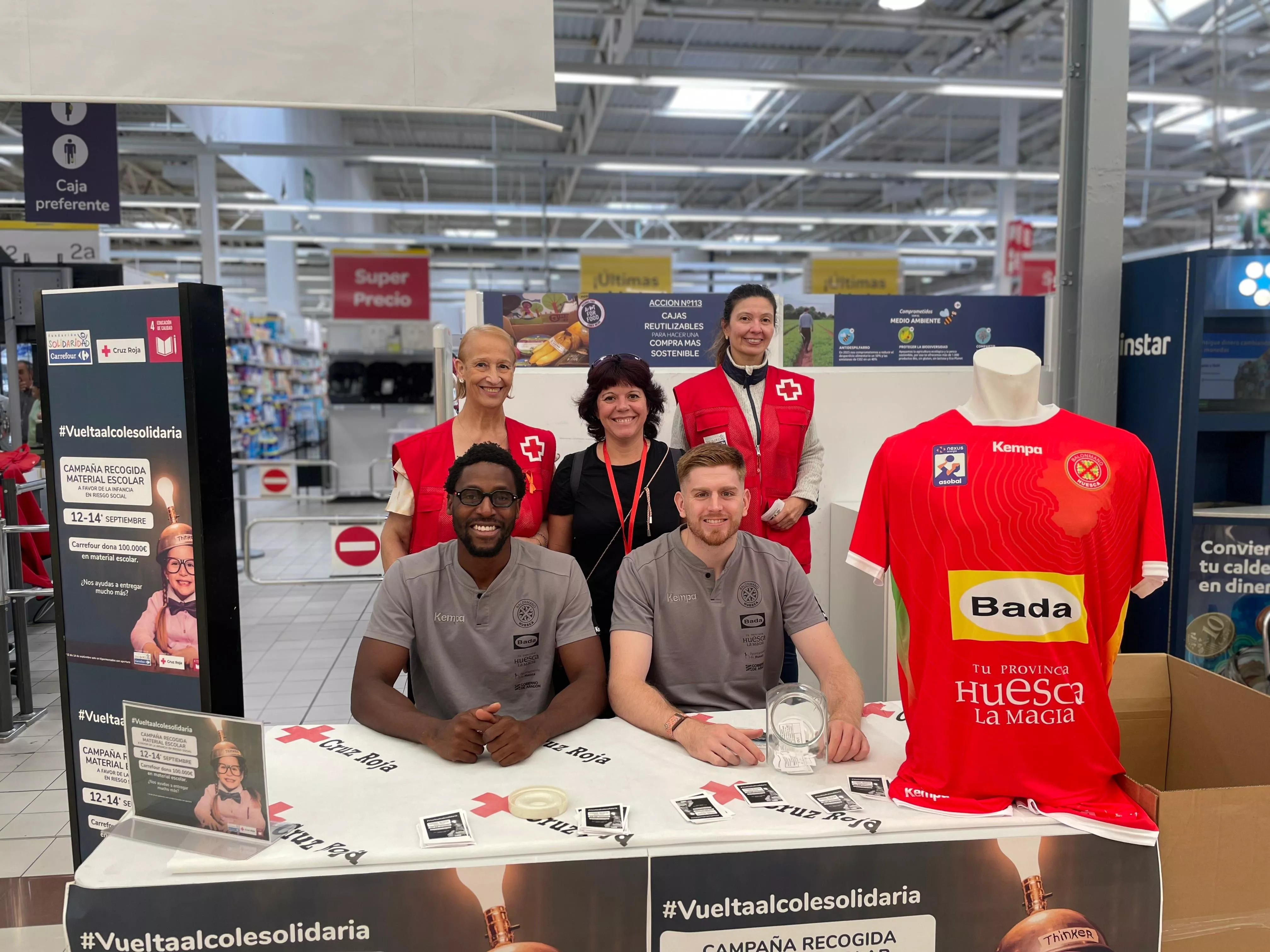 Deportistas del Balonmano Huesca y voluntarios participaron en la campaña de Carrefour para Cruz Roja.